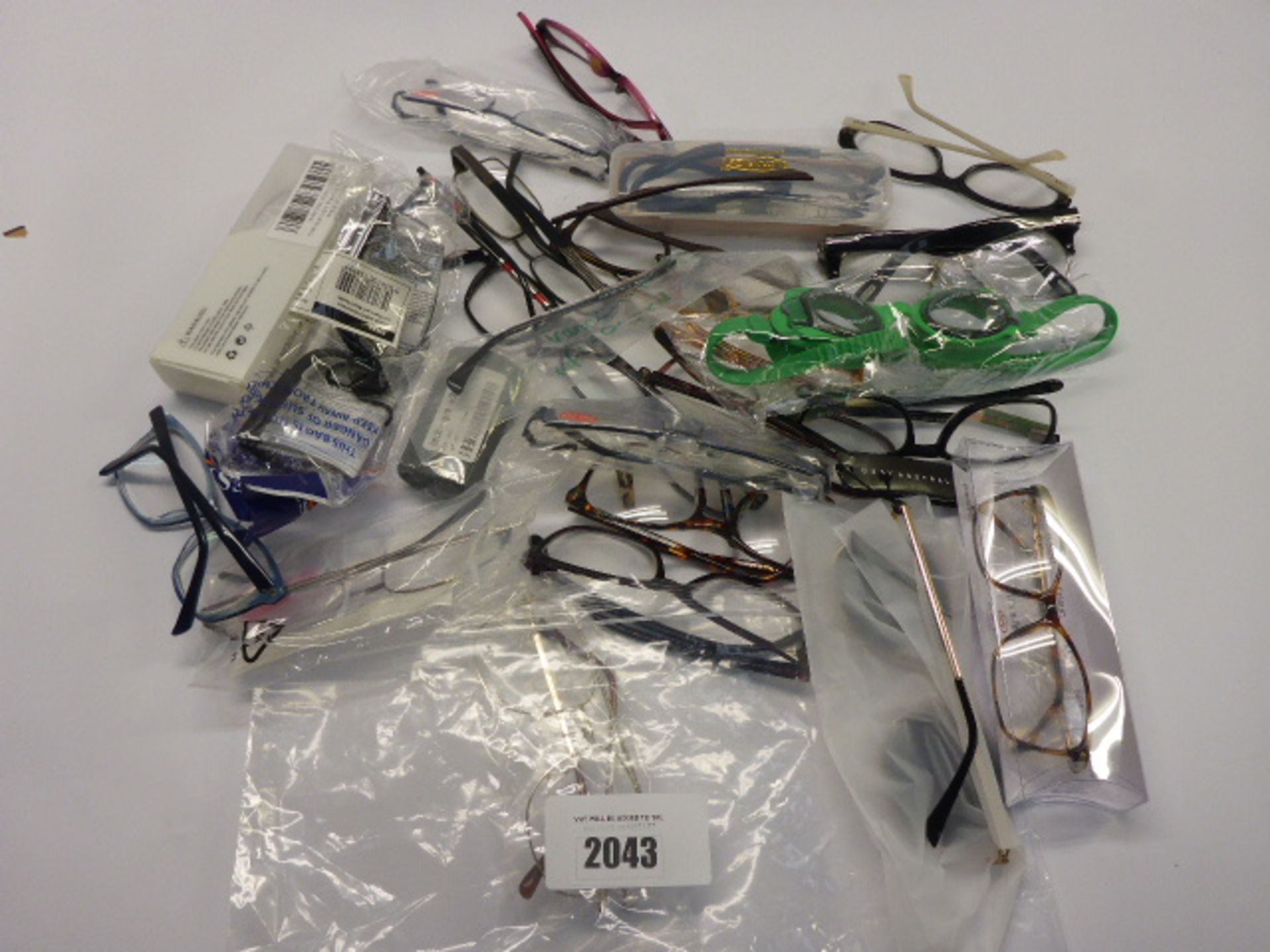 Quantity of various reading glasses