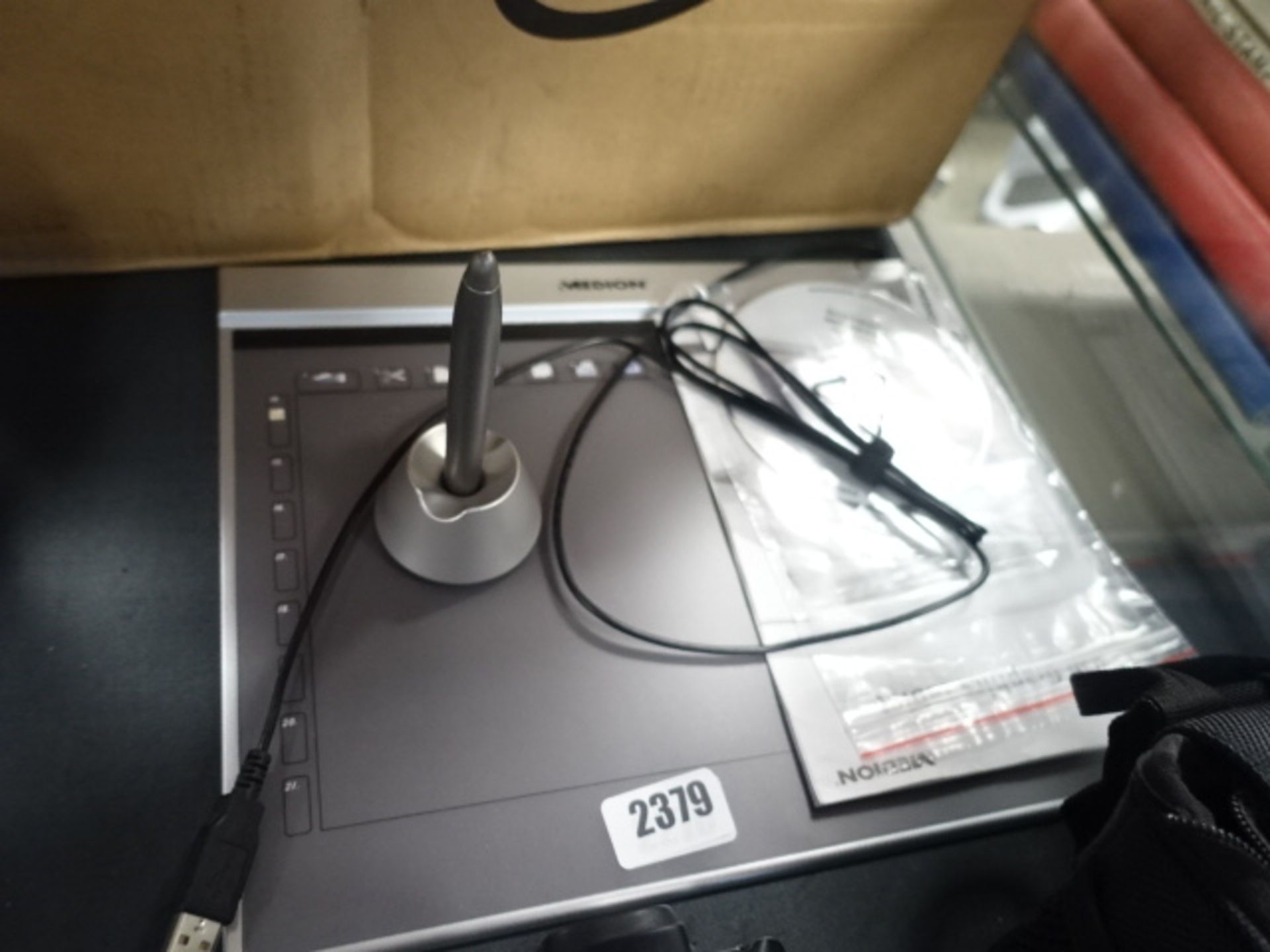 2270 - Medion graphics tablet with pin accessory and software disc