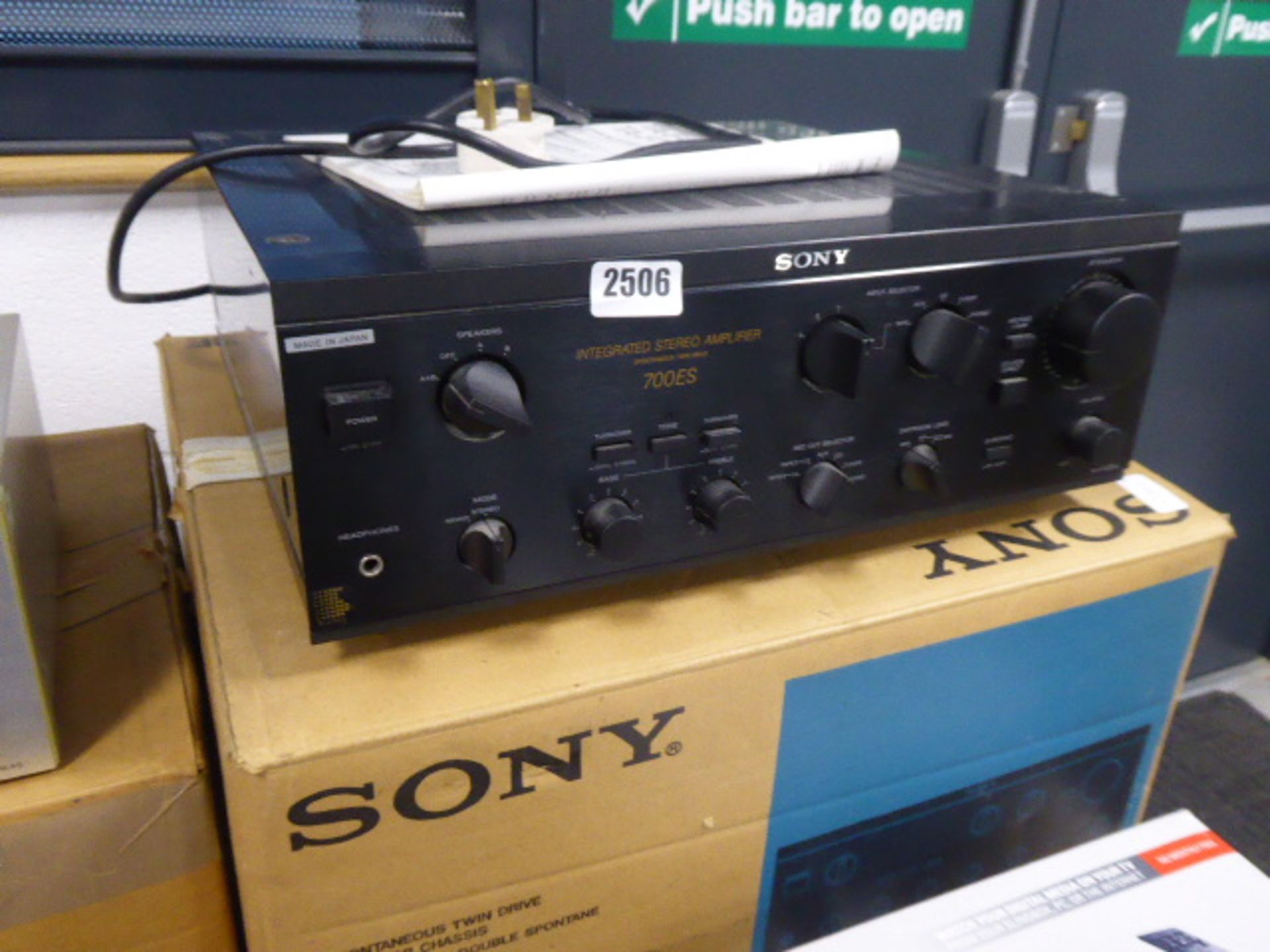 Sony integrated stereo amplifier model TA-F700 ES with box