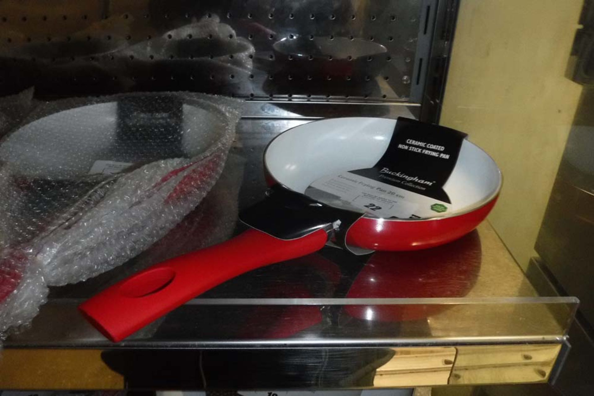 20cm Buckingham ceramic frying pan finished in red