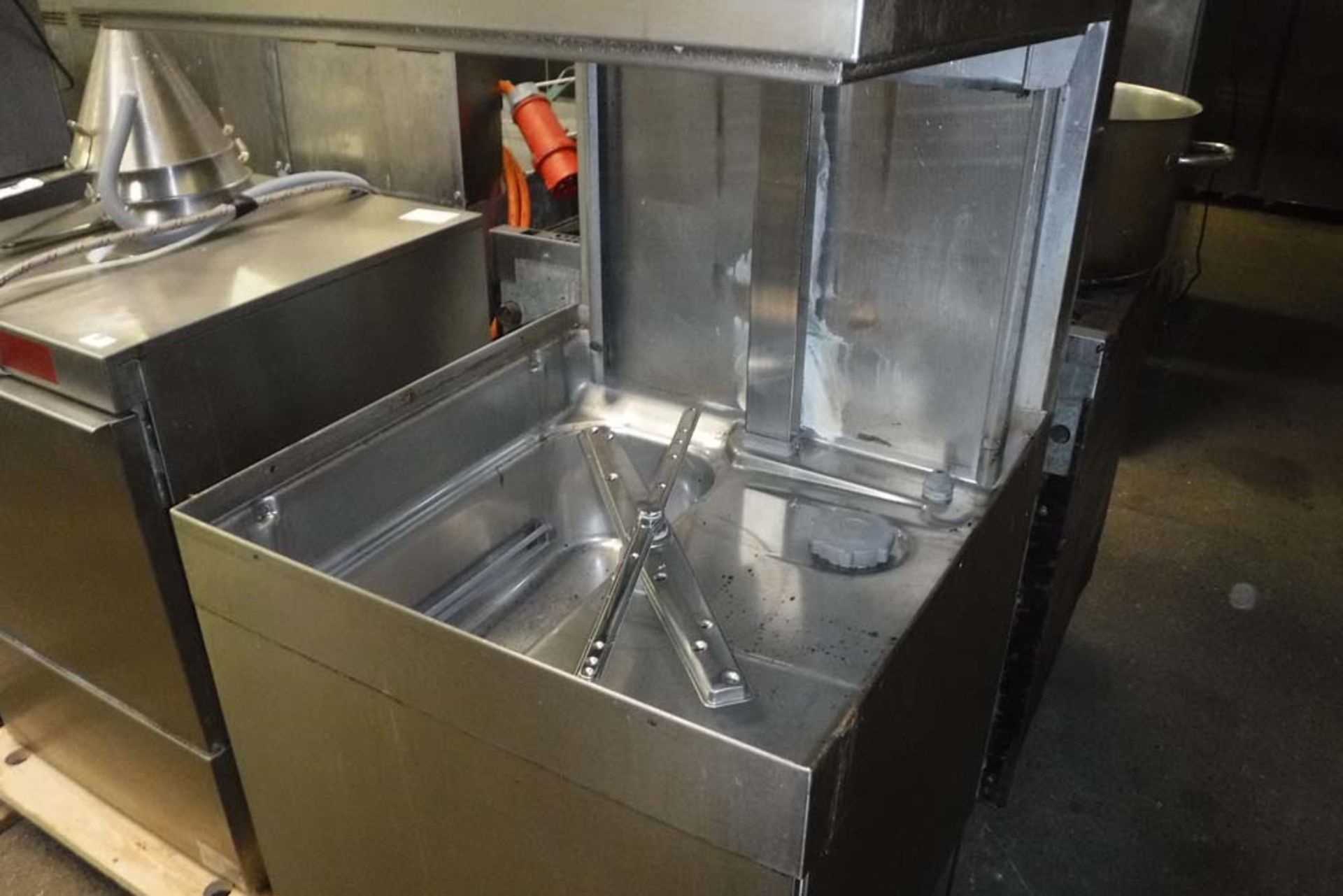 60cm Hobart Bar Aid lift top pass through dish washer - Image 2 of 2