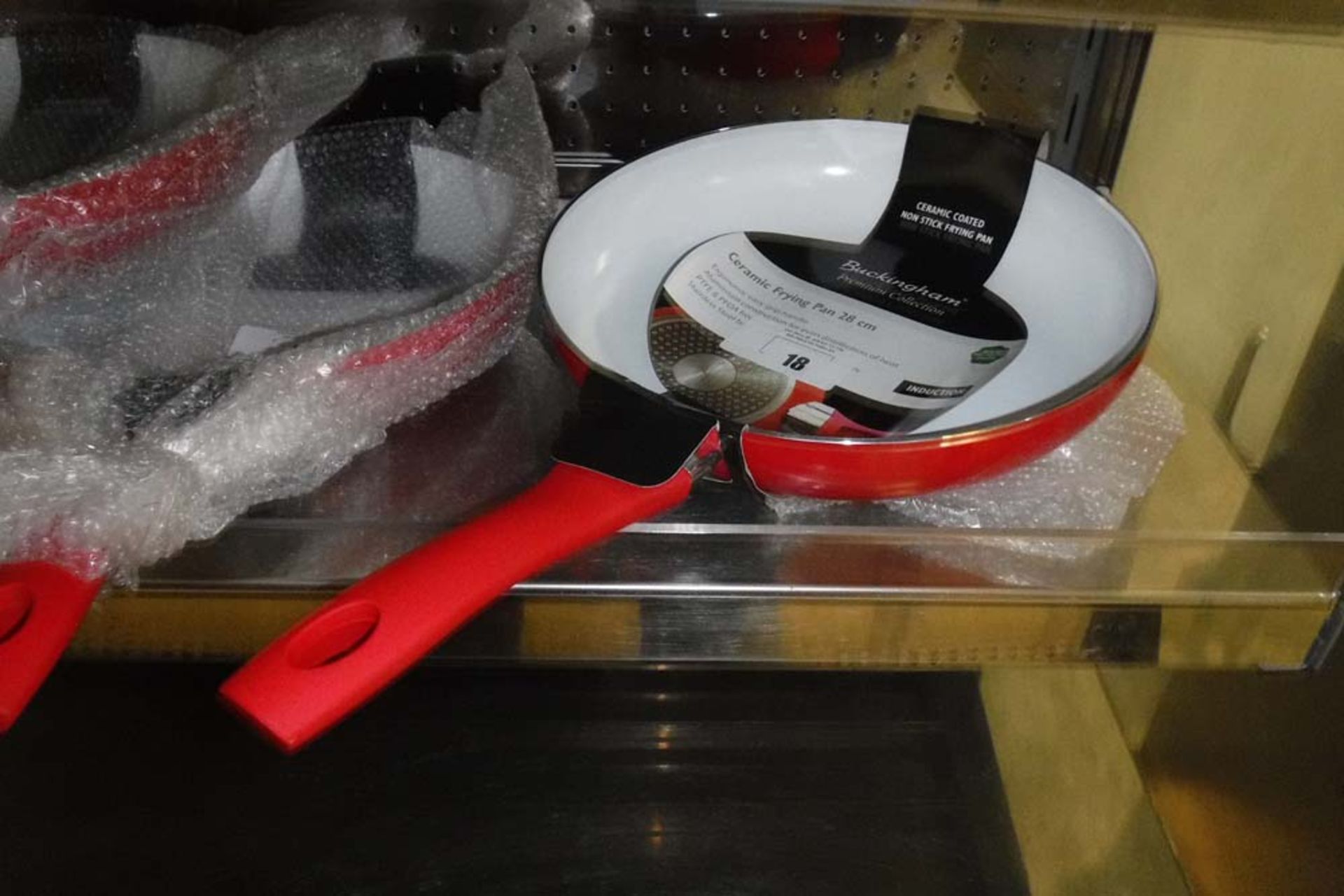 28cm Buckingham ceramic frying pan finished in red