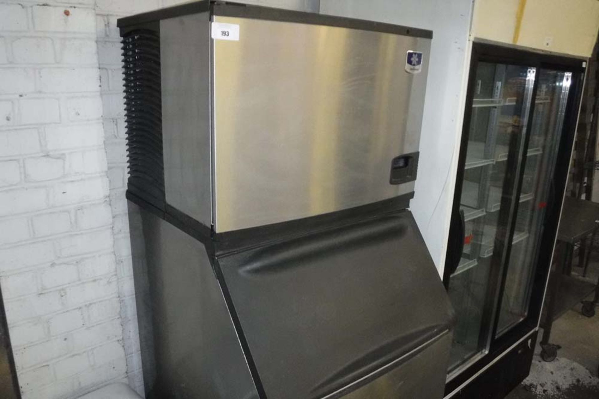 75cm Manitowoc large floorstanding ice machine with large ice dump