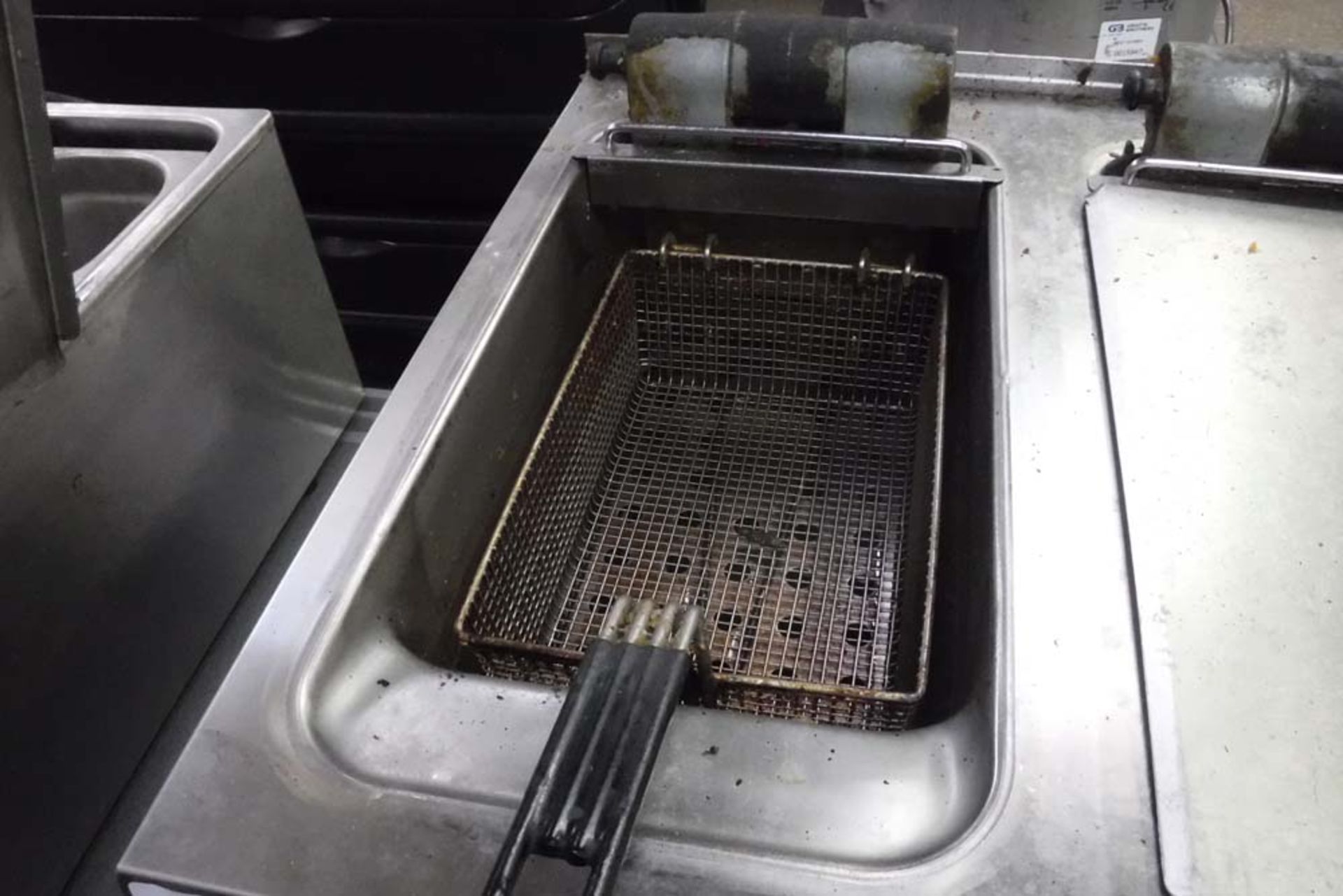 60cm electric Lincat bench top 2 well fryer with 2 baskets (FAIL) - Image 2 of 2