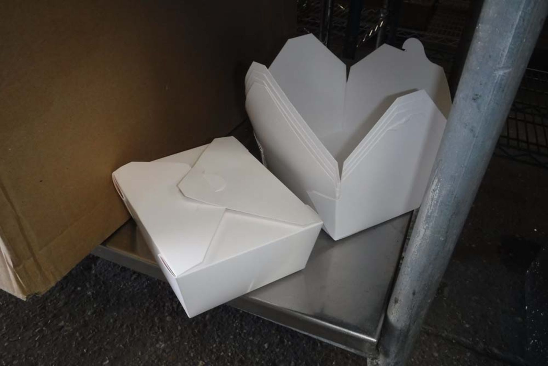 Approx. 500 white heavy-duty leak-proof disposable food trays