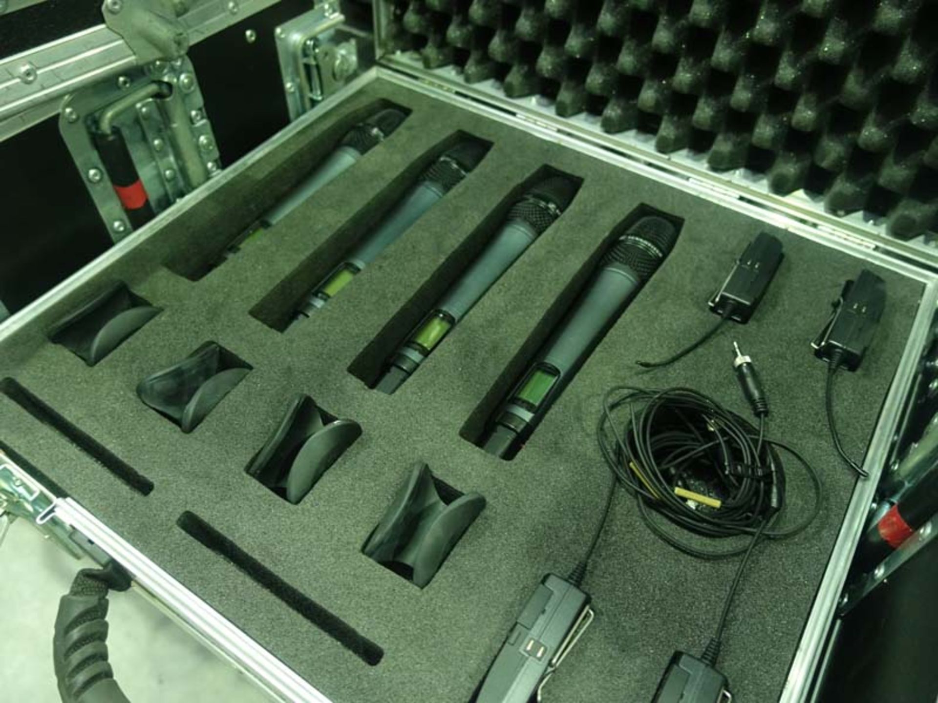 Sennheiser Quad radio mic system comprising 4 EW300G3 Diversity receivers, antenna splitter, and 4 - Image 3 of 3