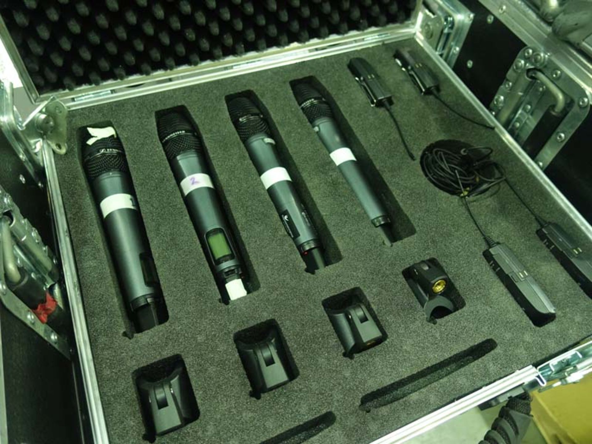 Sennheiser Quad radio mic system comprising 4 EW300G3 Diversity receivers, antenna splitter, and 4 - Image 3 of 3