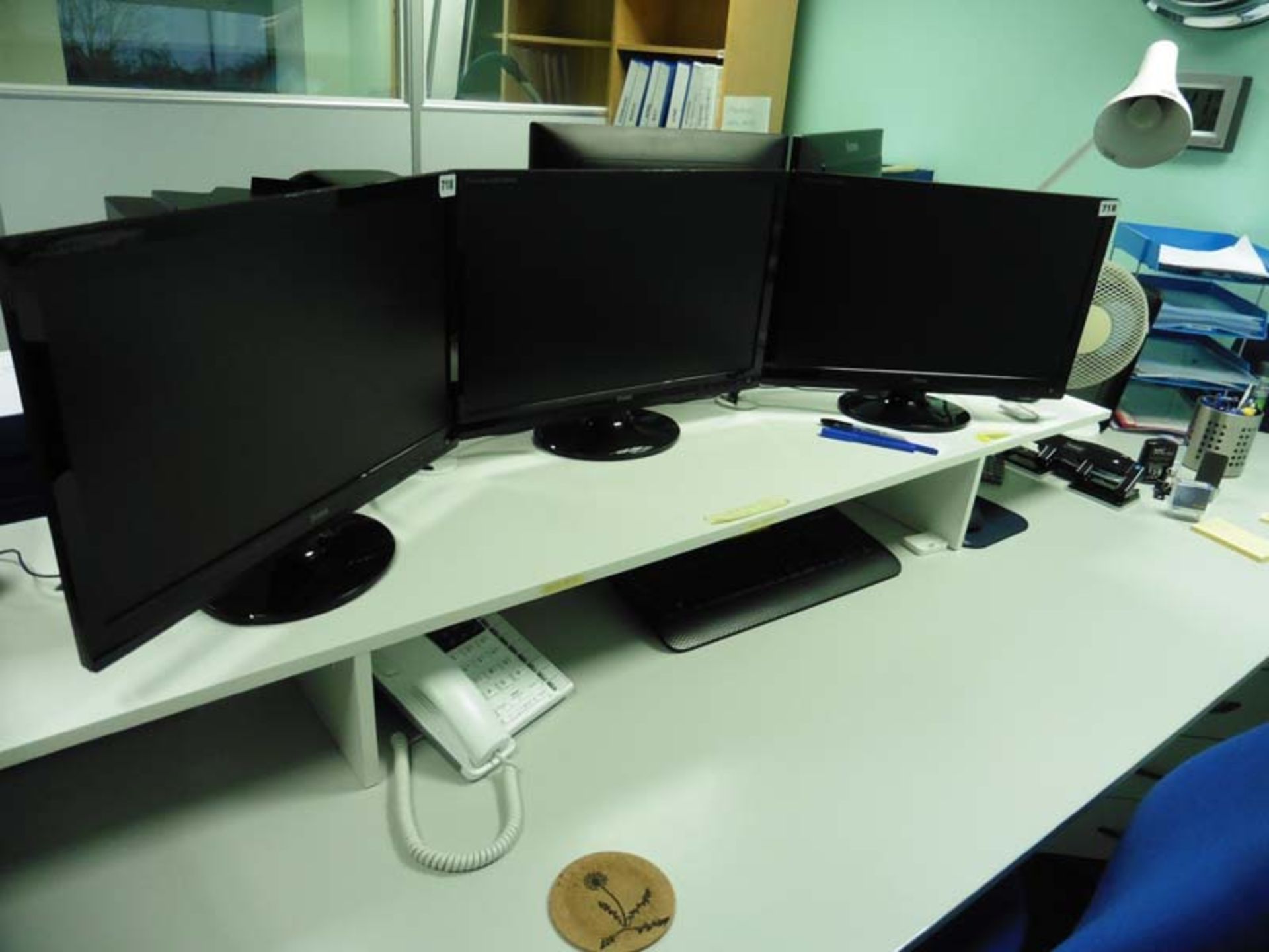 3 IIyama Prolite 22'' monitors with mouse and keyboard