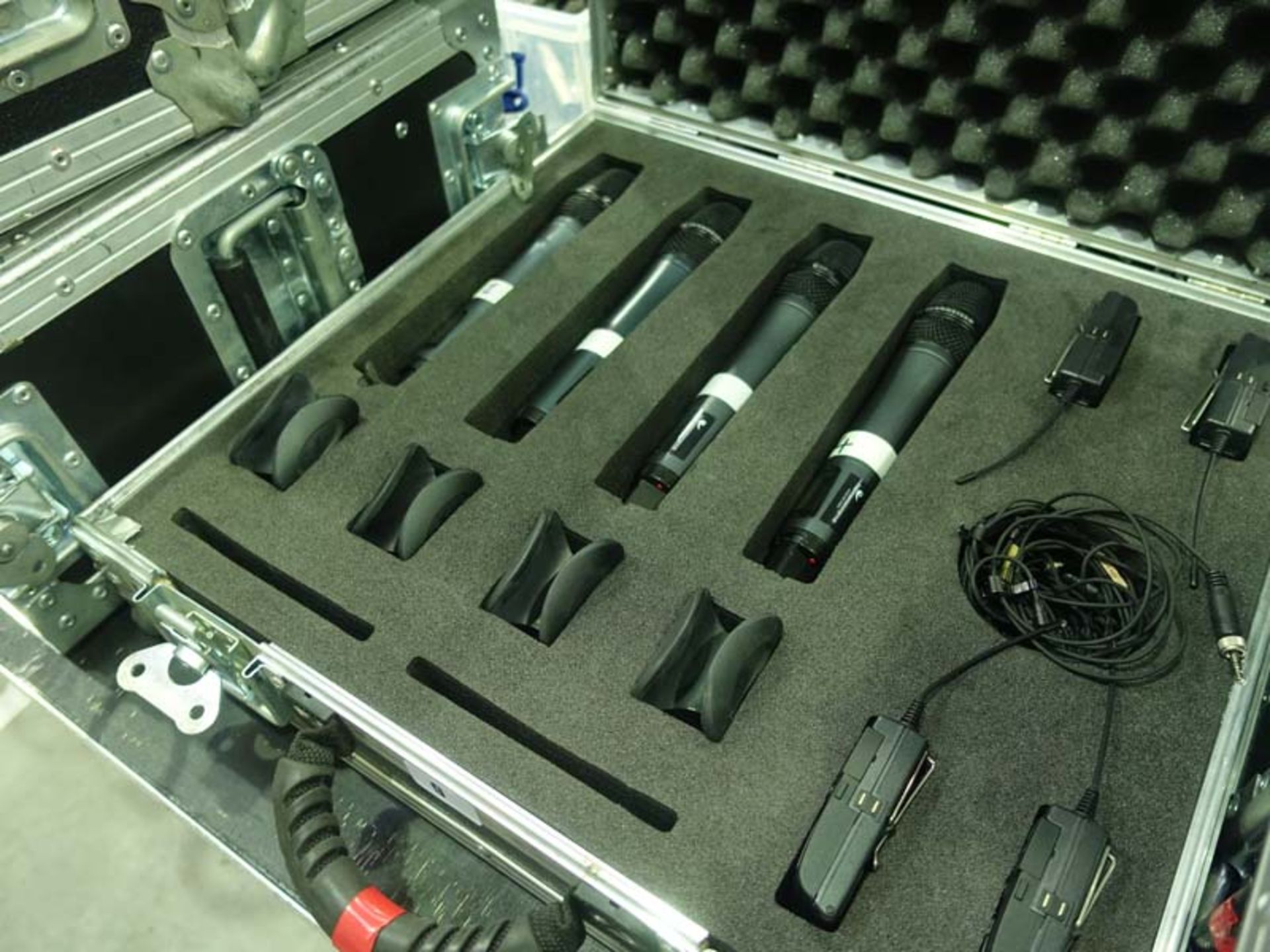 Sennheiser Quad radio mic system comprising 4 EW300G3 Diversity receivers, antenna splitter, and 4 - Image 3 of 3