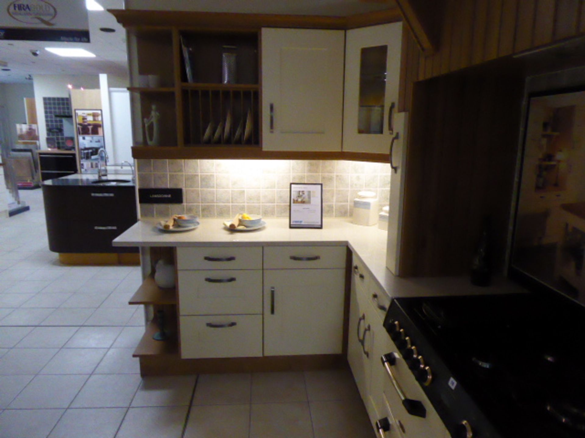 Landsdowne kitchen in L-shape with a composite stone worktop in cream. Max dimension 350cm by 195cm. - Bild 8 aus 9