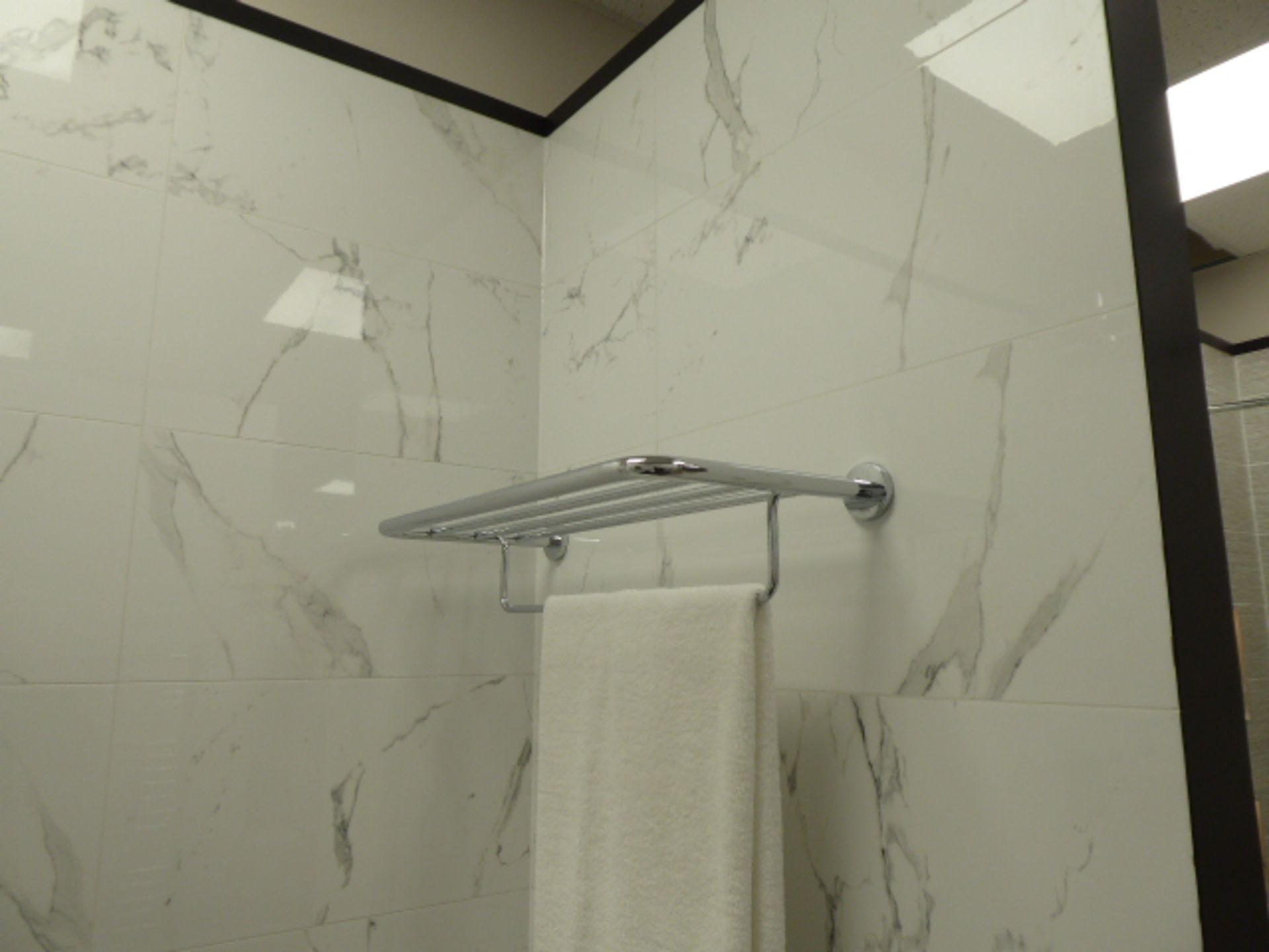 Roca Nexo bathroom with bath, bath mixer filler and shower with 2 heads, single door shower - Image 7 of 7