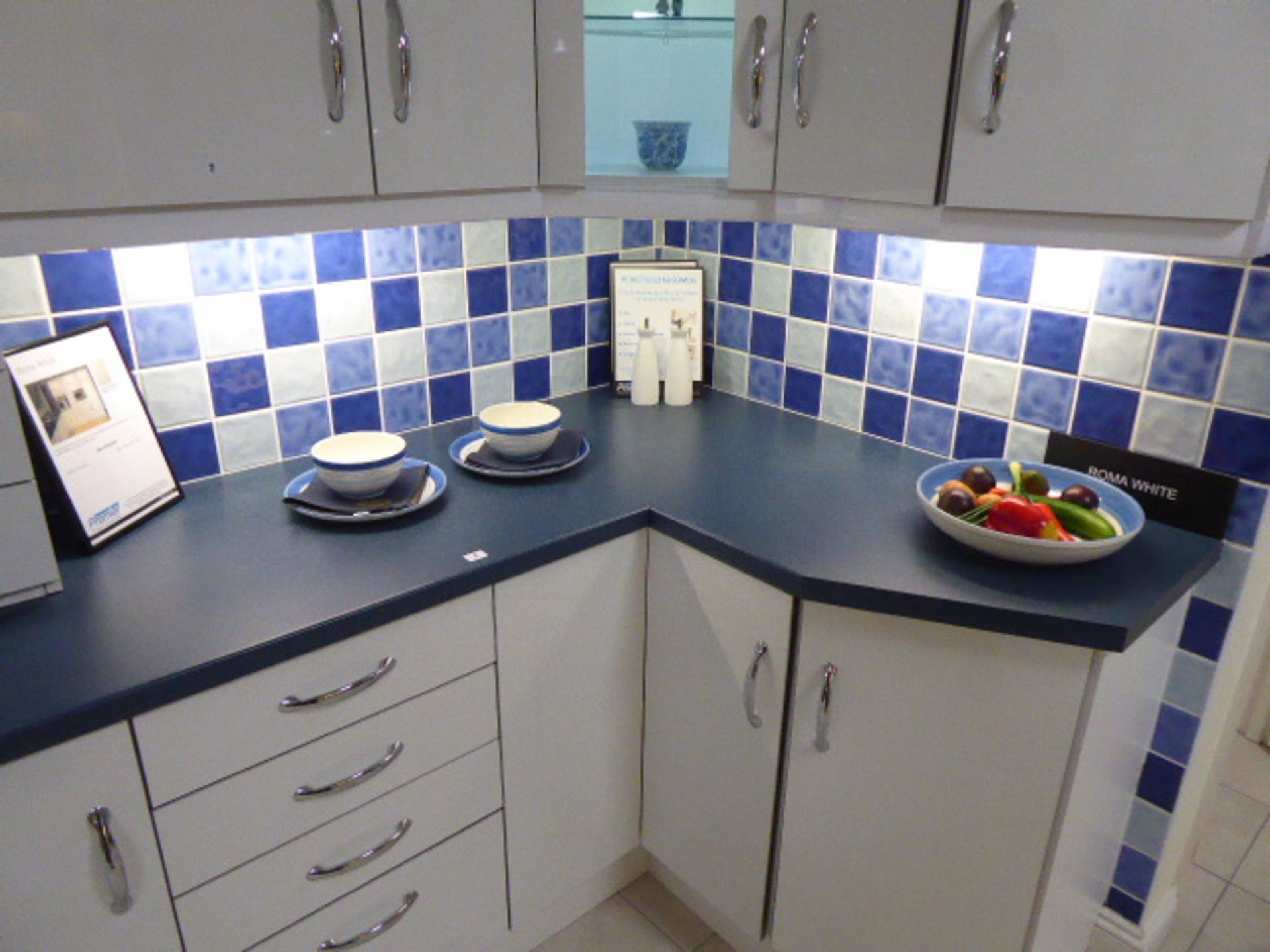 Roma White kitchen in L-shape with a blue granite effect worktop. Max dimensions 240cm by 130cm - Bild 2 aus 4