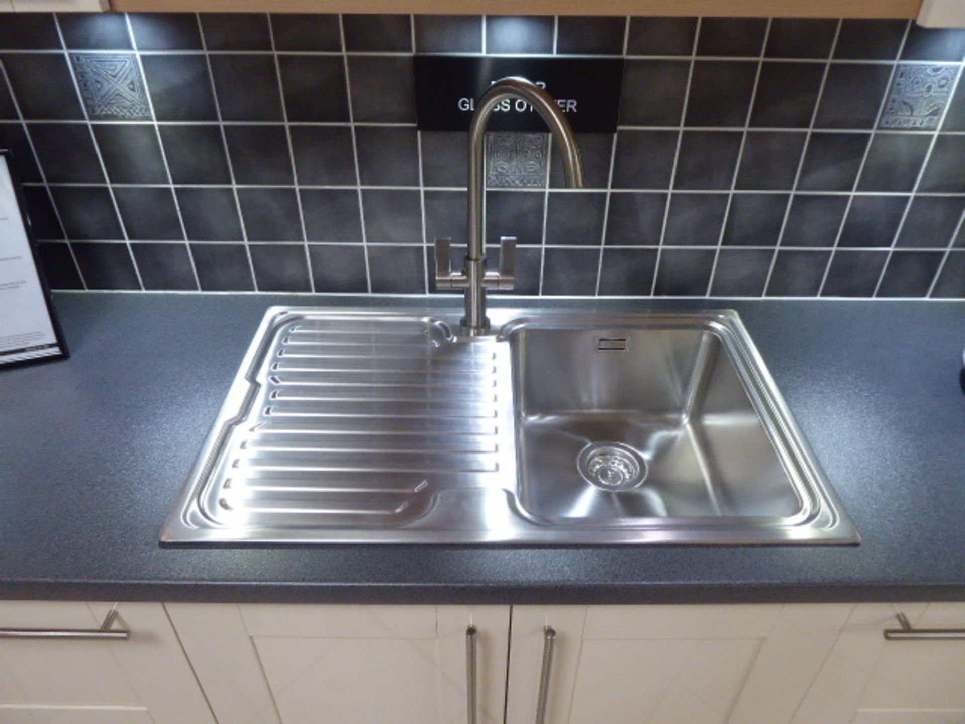 Décor Gloss Oyster kitchen with a grey granite effect worktop in single run galley. Max dimension - Image 3 of 7