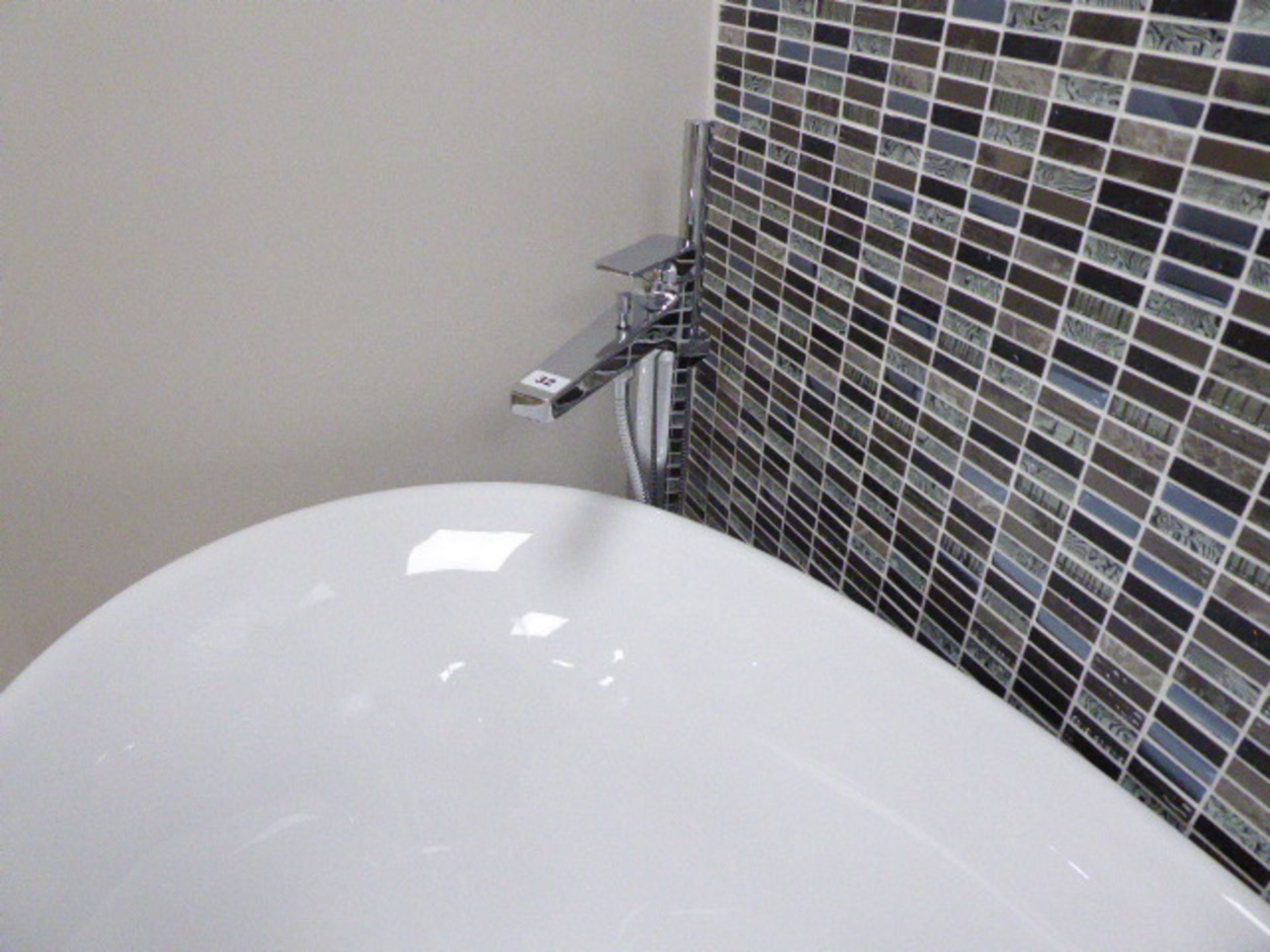 Roca Virginia oval bath with floor standing bath filler - Image 4 of 4