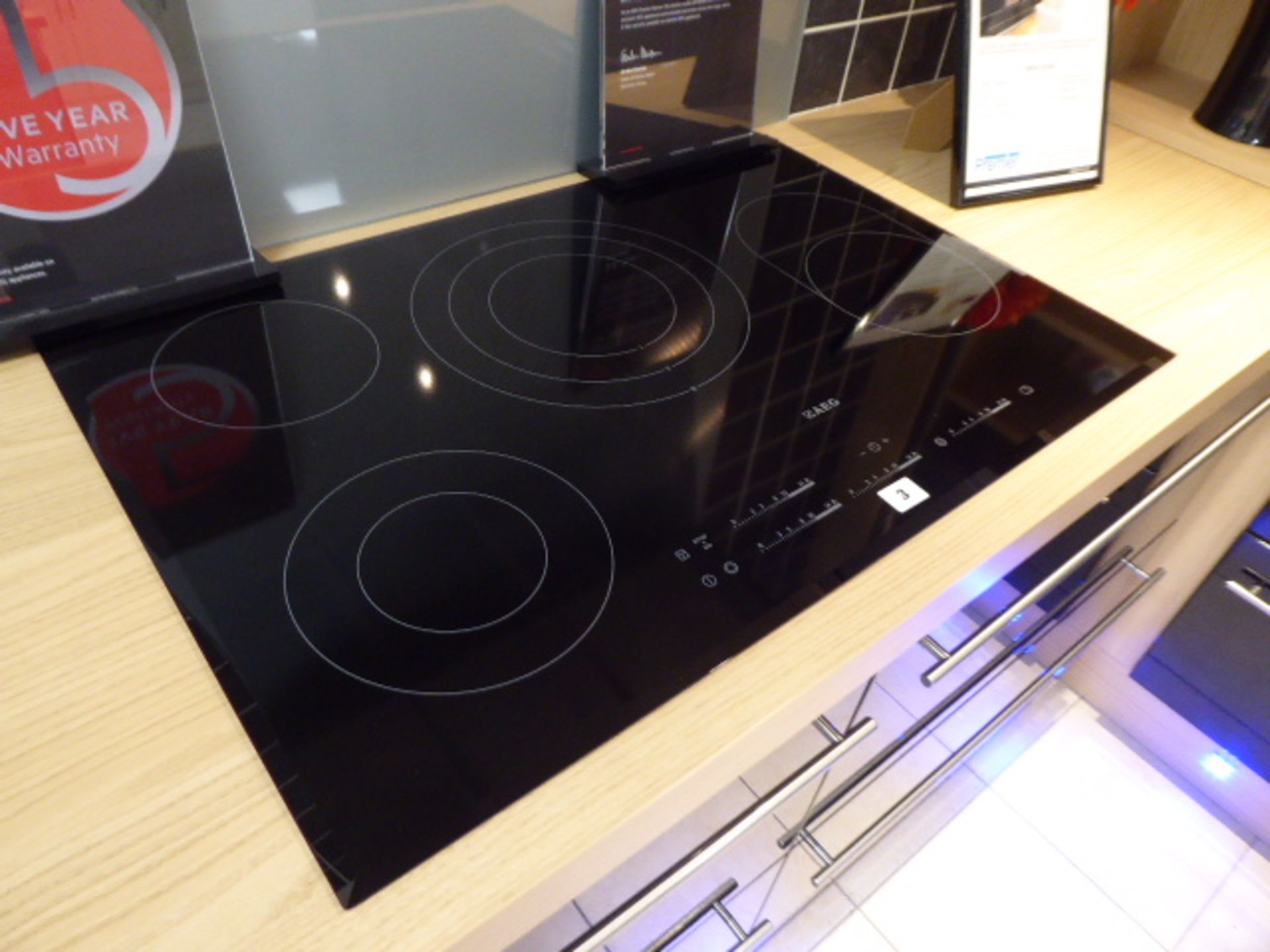 Alto Gloss Black kitchen in corner shape with a light oak effect worktop. Max dimensions 200cm by - Image 4 of 15