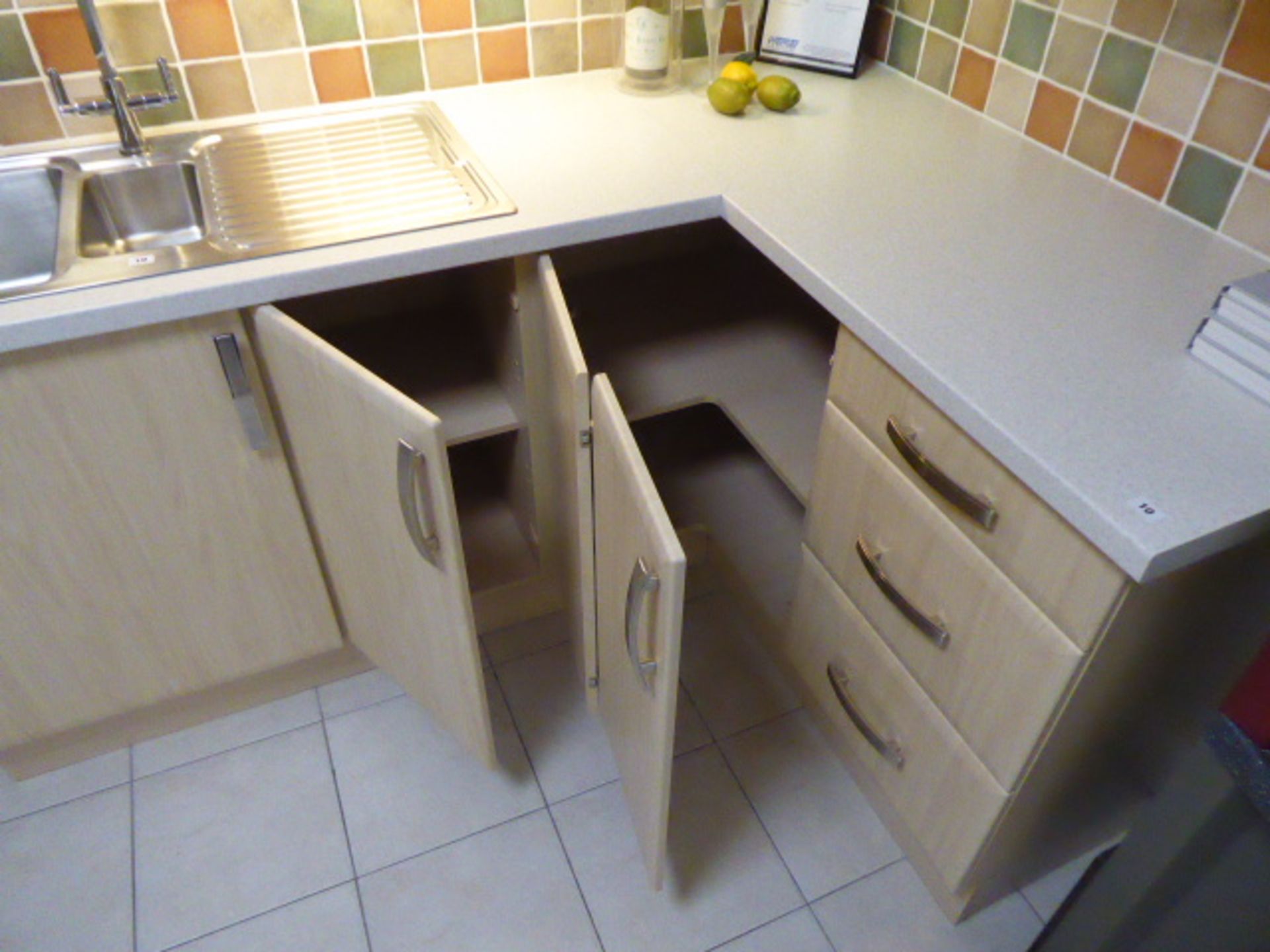 Saponetta Rose Pear kitchen in L-shape with a light grey granite effect worktop. Max dimension 190cm - Bild 4 aus 5