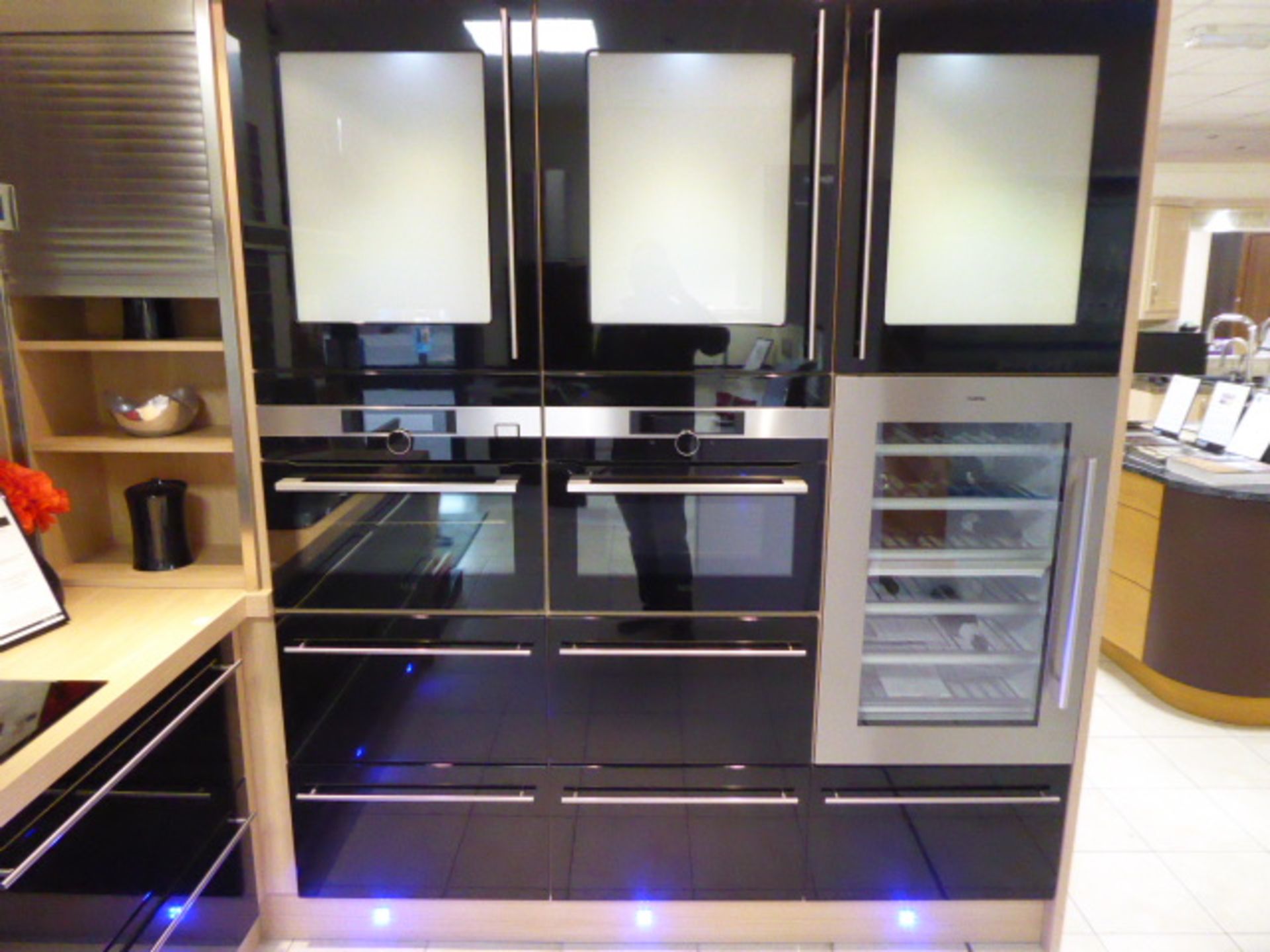 Alto Gloss Black kitchen in corner shape with a light oak effect worktop. Max dimensions 200cm by - Image 3 of 15