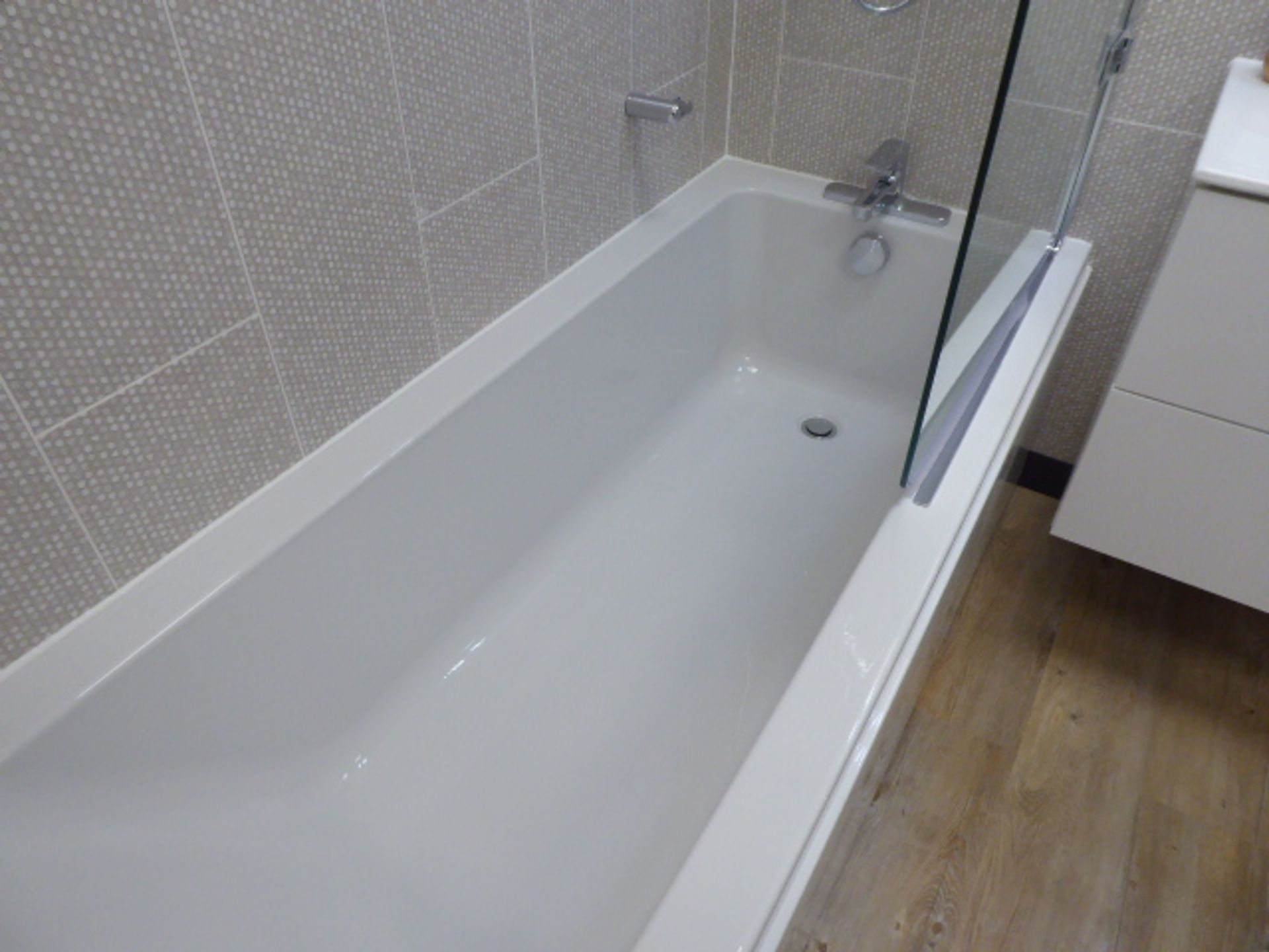 Roca Victoria-N bathroom comprising bath with filler, single door shower screen, mixer shower, - Image 6 of 8