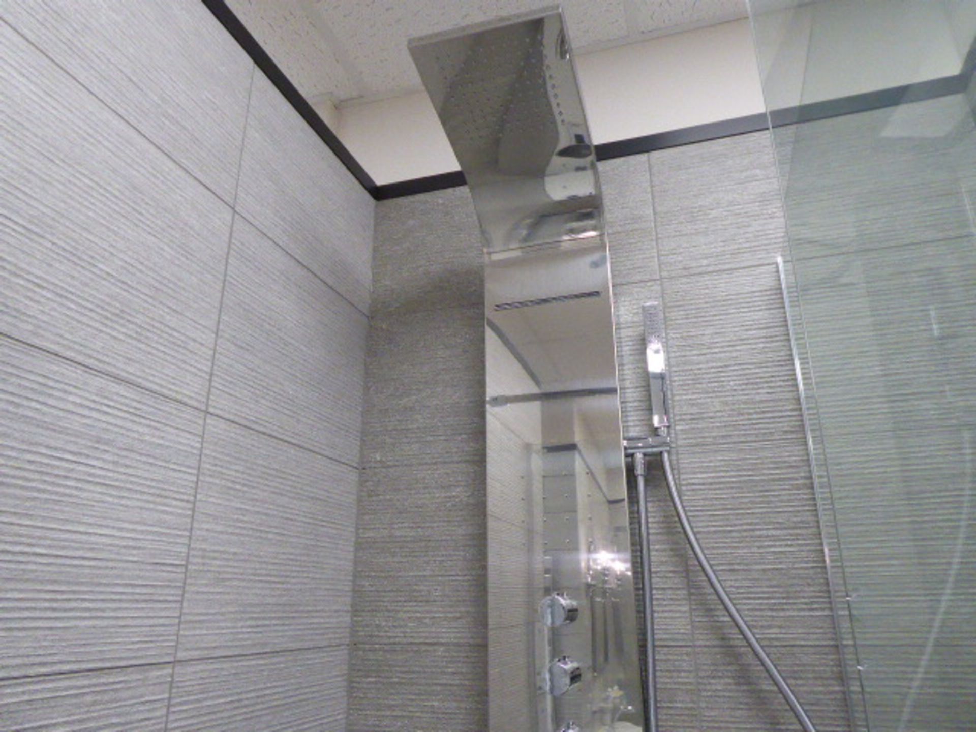 Roca Senso shower room with a large rectangular shower tray, glass shower panels, shower column with - Image 6 of 8