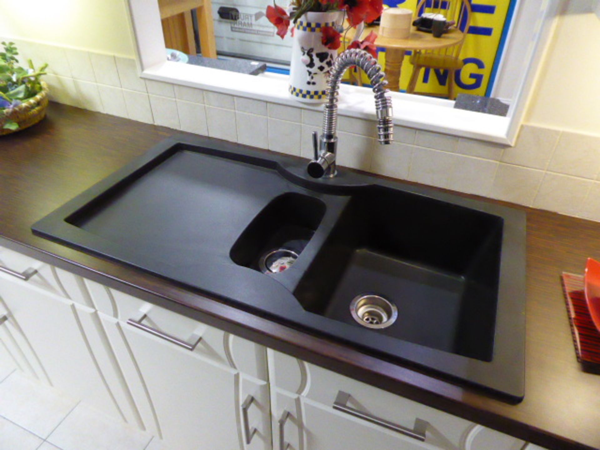 Hourglass Alabaster kitchen in L-shape with a dark block wood effect worktop. Max dimension 270cm by - Image 5 of 9