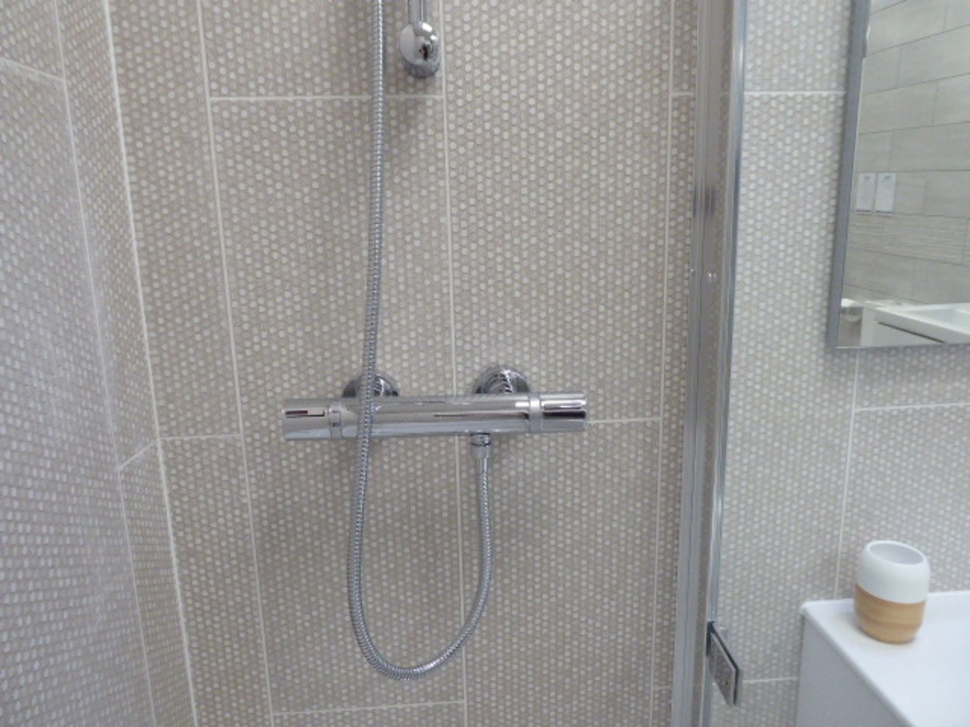 Roca Victoria-N bathroom comprising bath with filler, single door shower screen, mixer shower, - Image 7 of 8