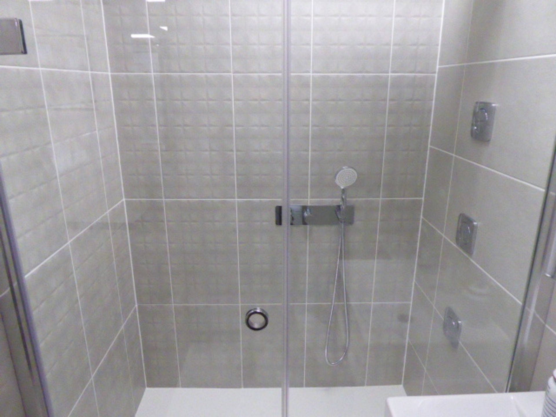 Roca Puzzle shower room comprising of large shower tray, glass single door shower screen, built in - Image 5 of 9