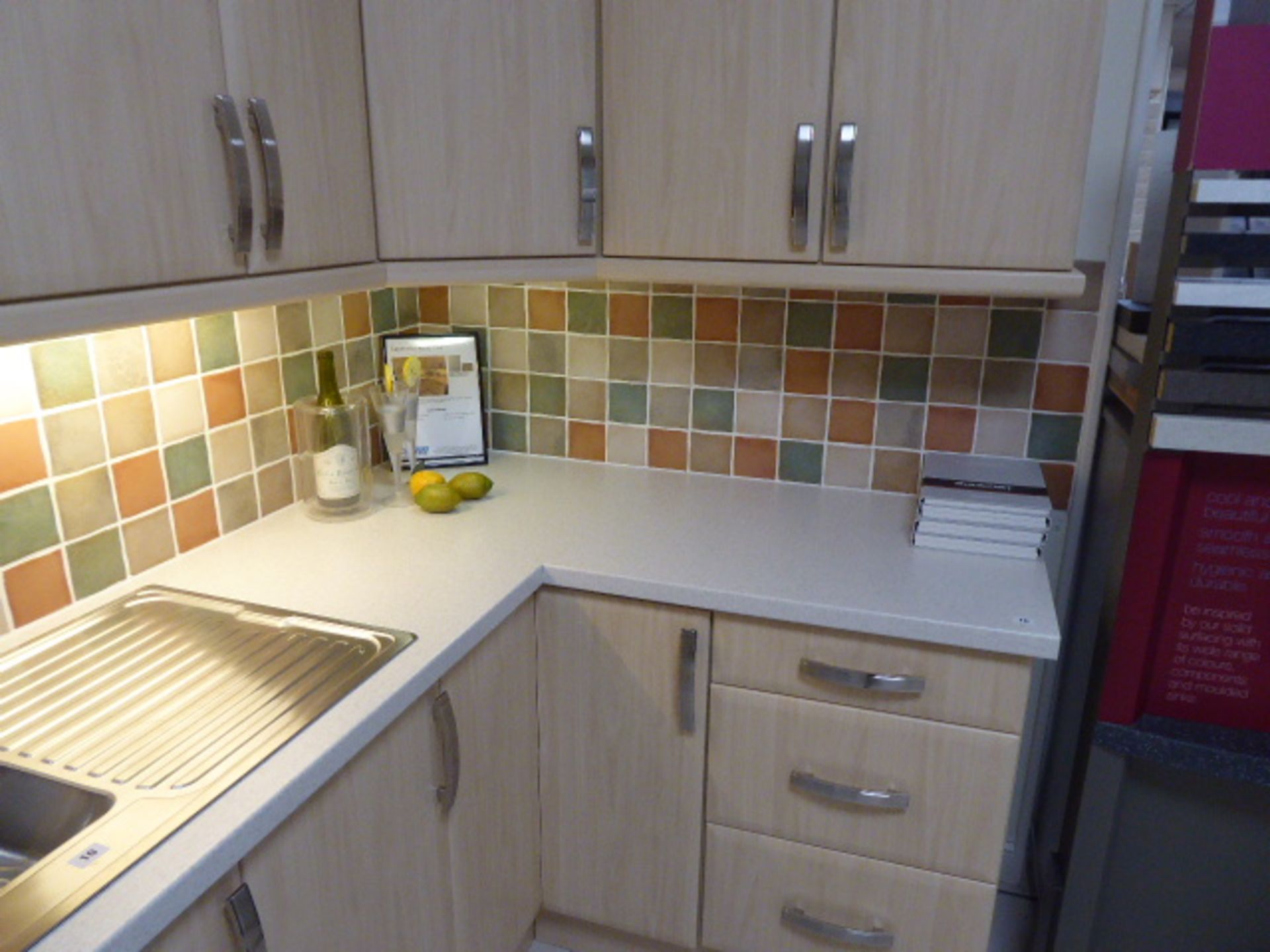 Saponetta Rose Pear kitchen in L-shape with a light grey granite effect worktop. Max dimension 190cm - Bild 3 aus 5