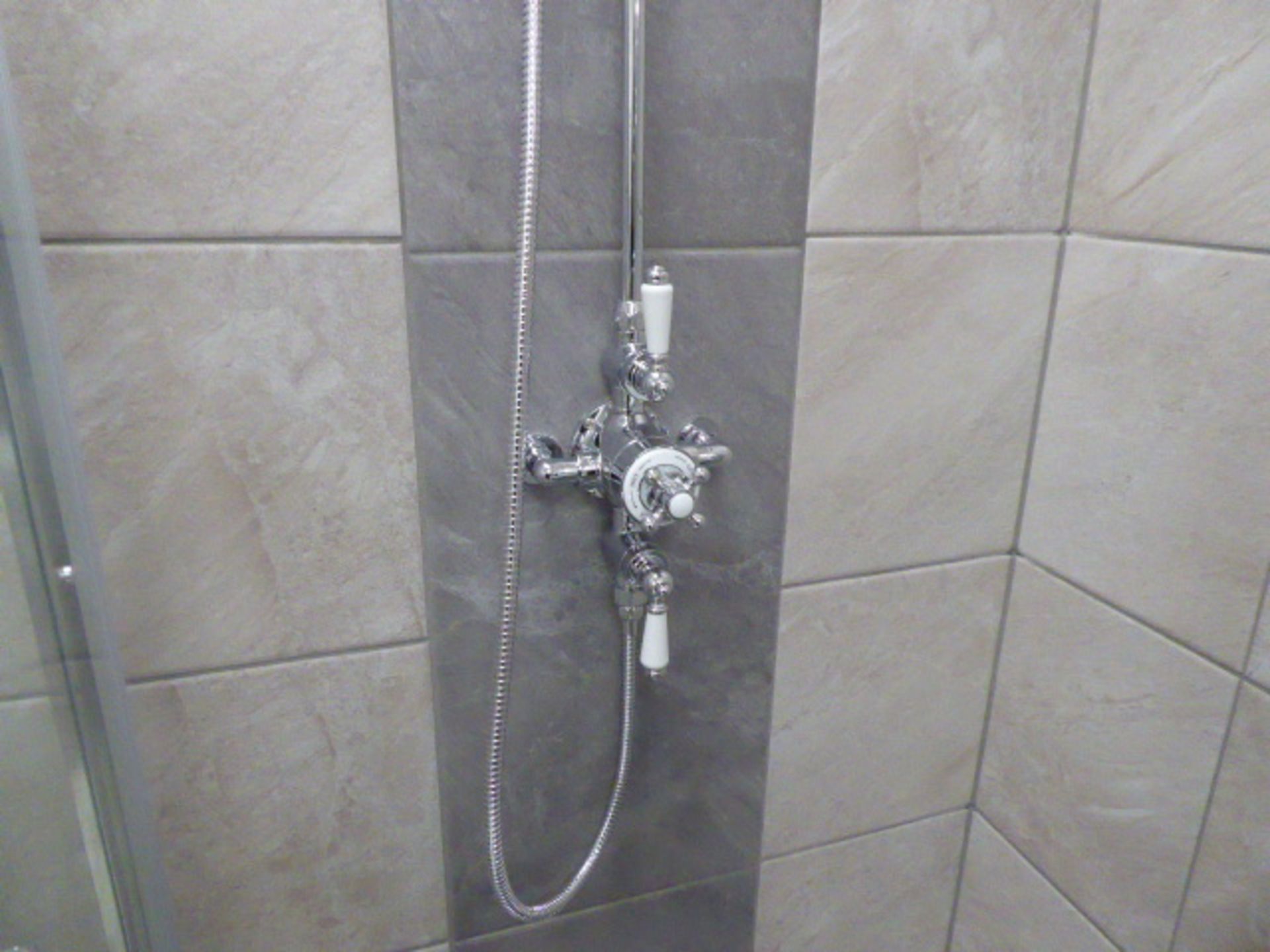 Roca Carmen shower room comprising grey quadrant shower with double sliding doors, mixer shower with - Image 7 of 8