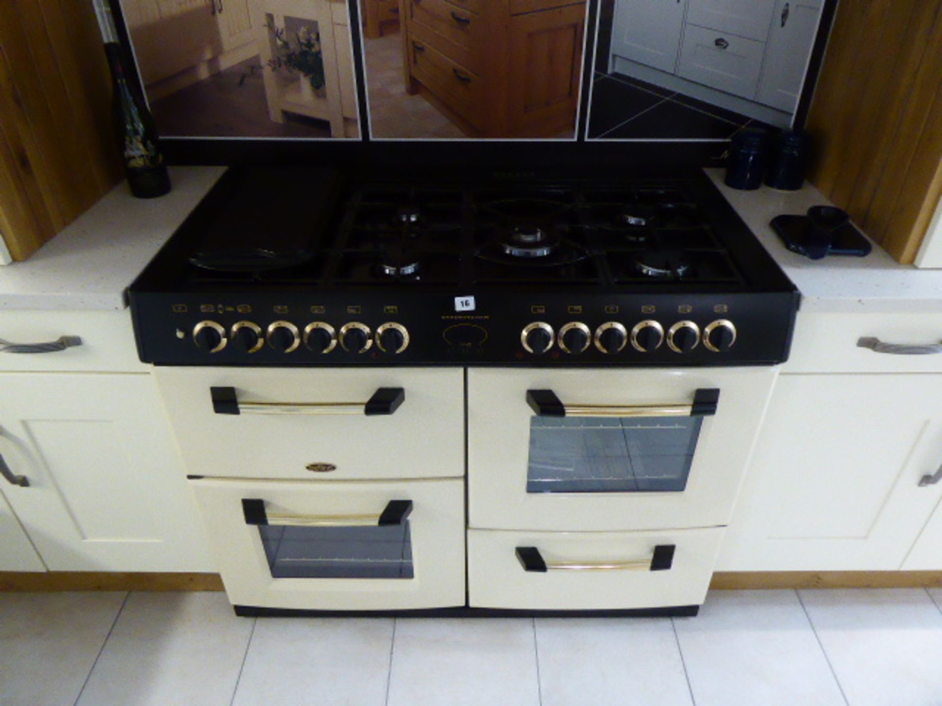 Landsdowne kitchen in L-shape with a composite stone worktop in cream. Max dimension 350cm by 195cm. - Bild 2 aus 9