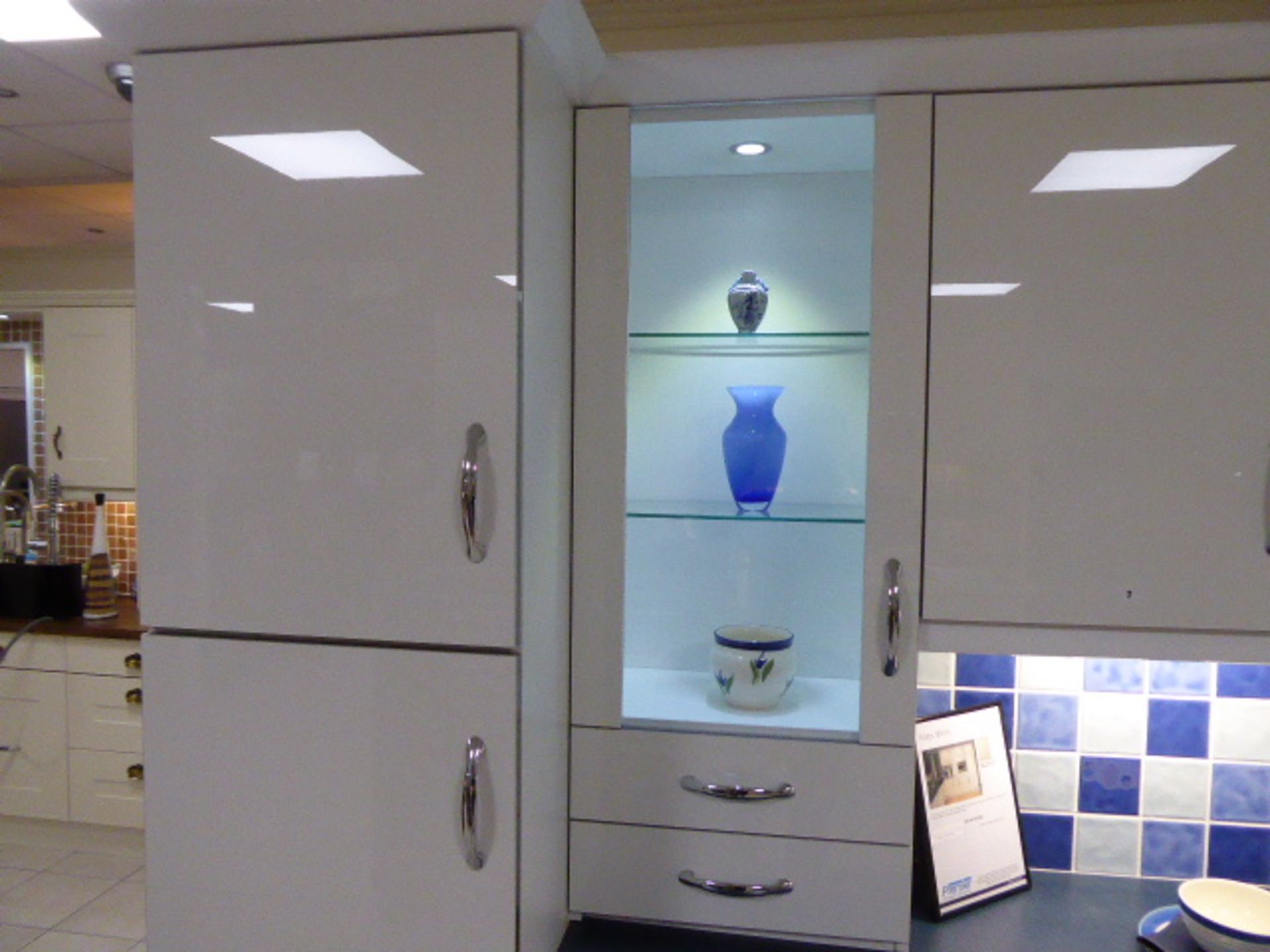 Roma White kitchen in L-shape with a blue granite effect worktop. Max dimensions 240cm by 130cm - Bild 3 aus 4