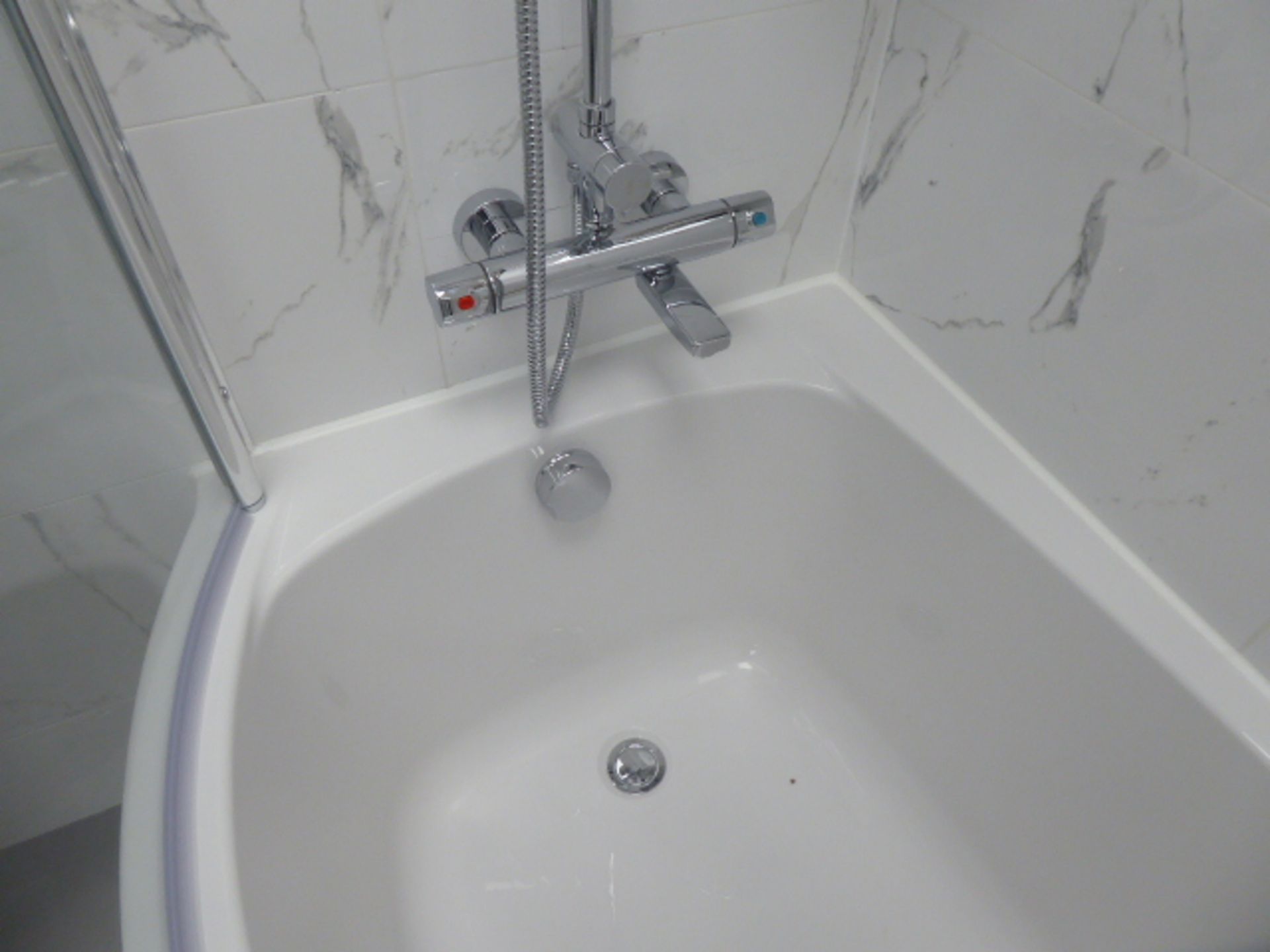 Roca Nexo bathroom with bath, bath mixer filler and shower with 2 heads, single door shower - Image 5 of 7