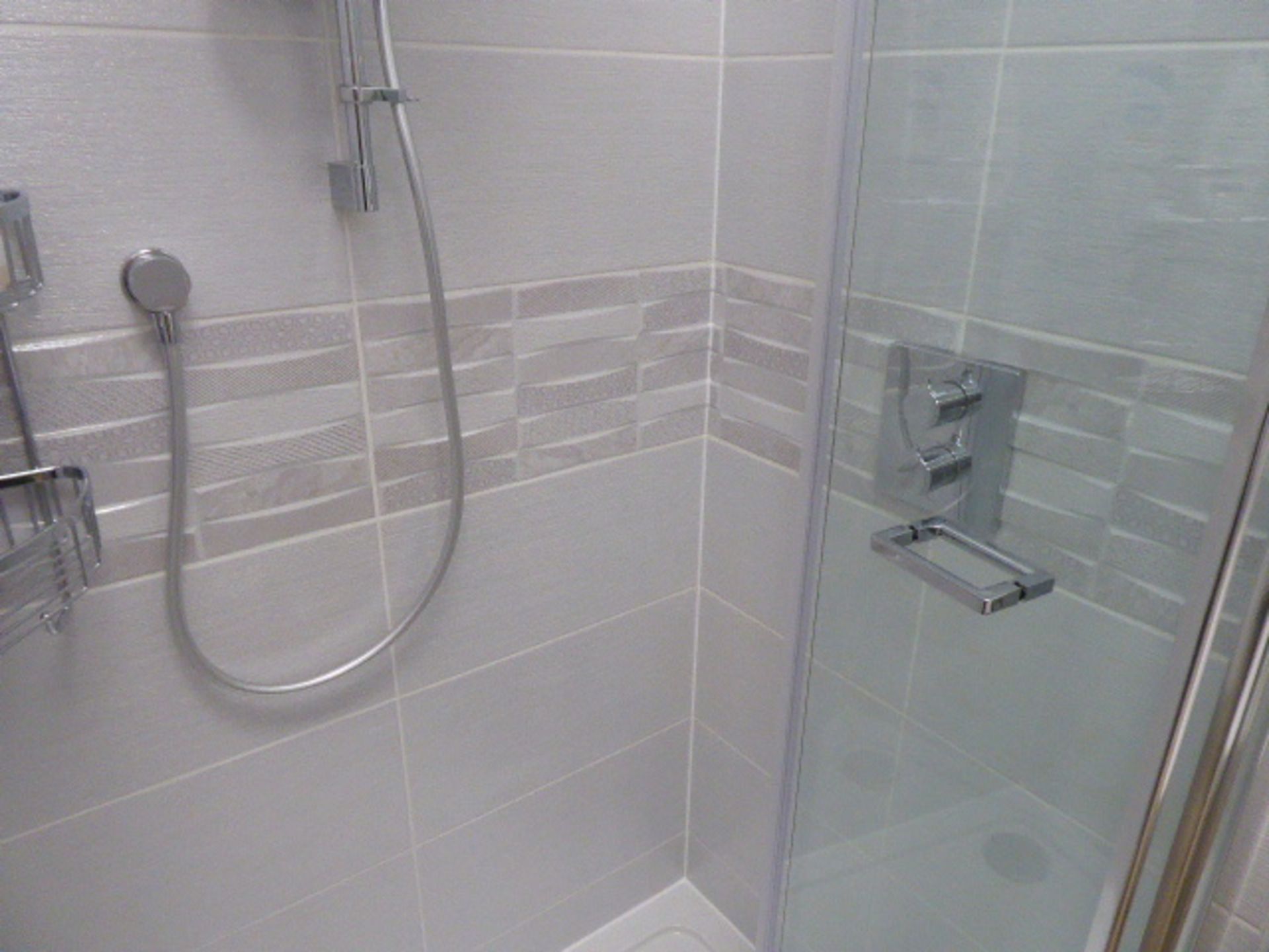 Roca Dama-N shower room with rectangular shower tray, bi-fold shower screen, built in shower with - Image 5 of 8