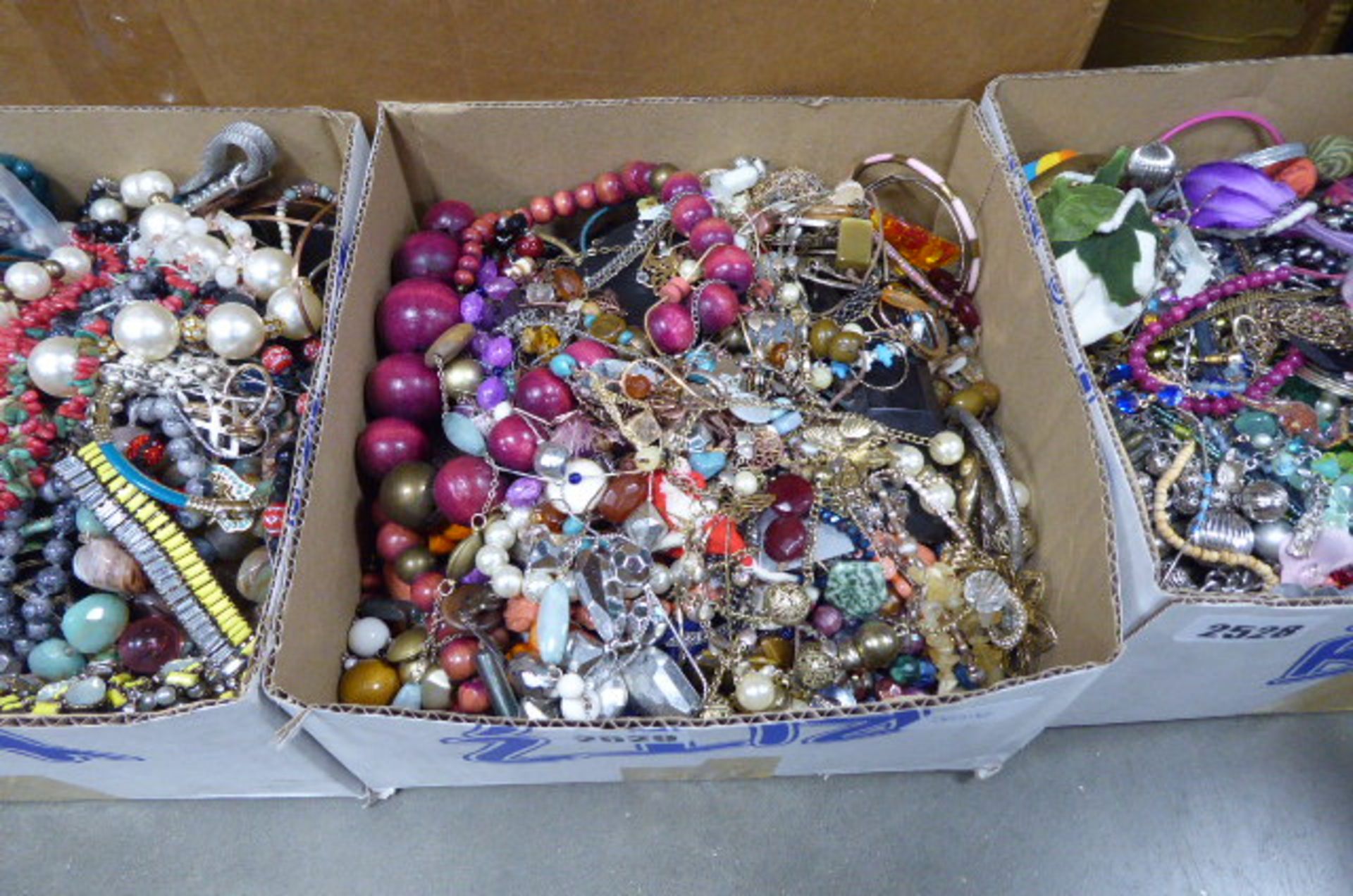 Small tray of costume jewellery items