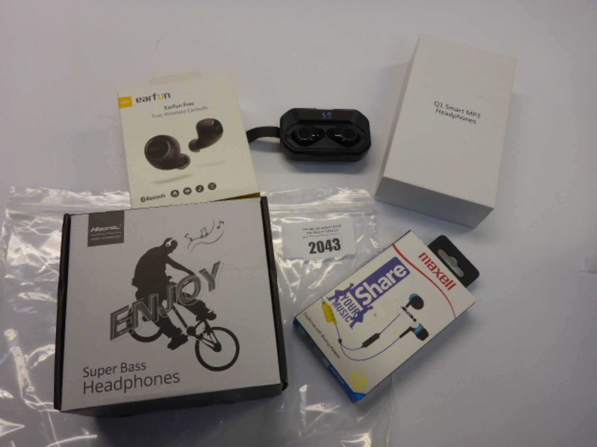 Headphones and various wireless earbuds sets, by Maxwell, Earfun, etc.