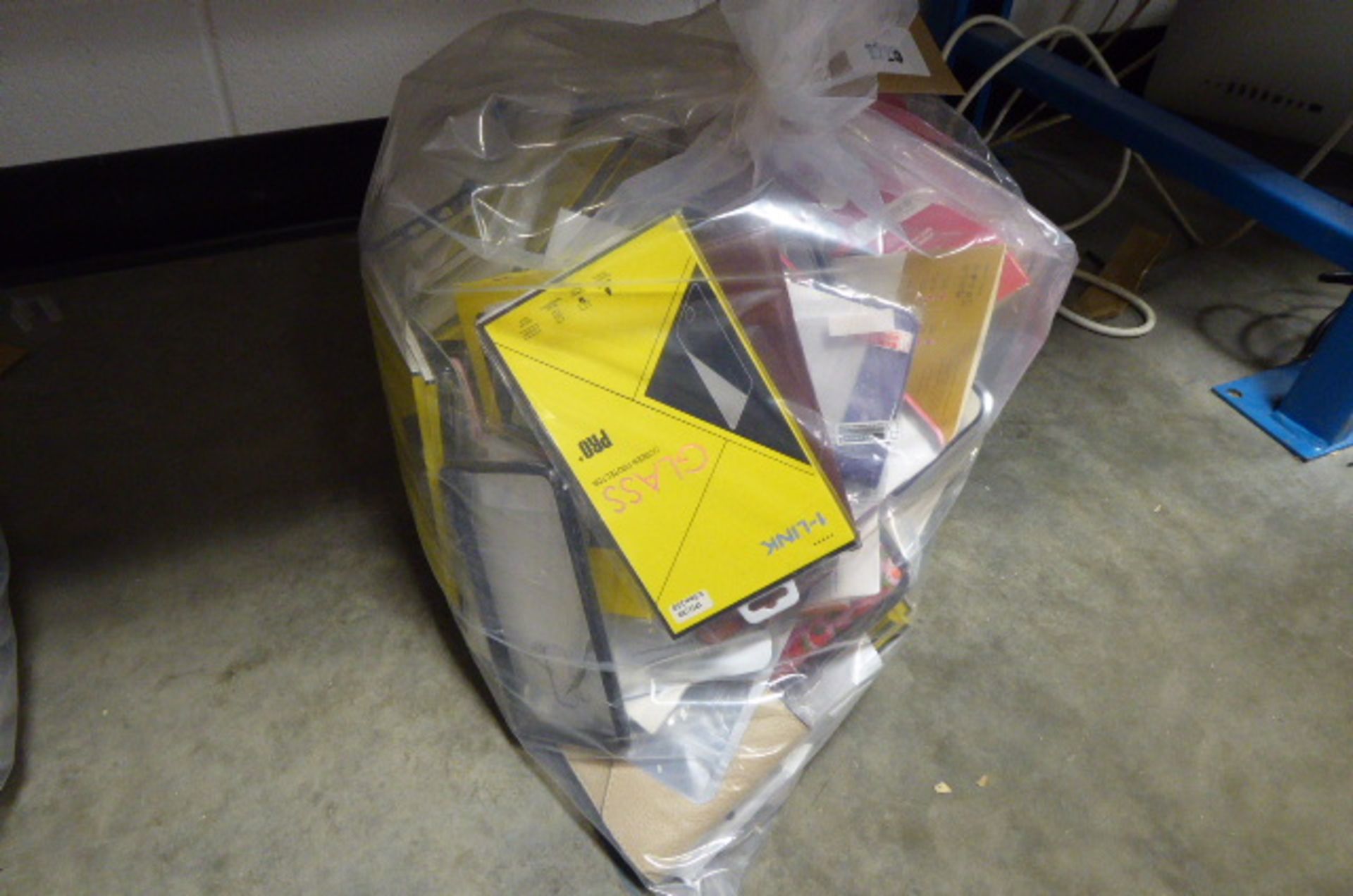 2216 Bag containing mobile phone protective screen covers