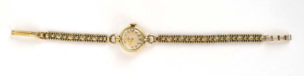A ladies 9ct yellow gold manual wind wristwatch by Omega,