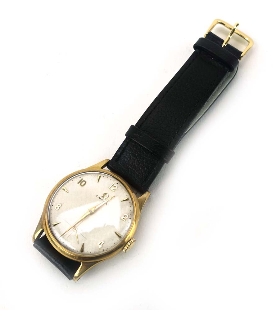 A gentleman's 9ct yellow gold manual wind wristwatch by Omega,