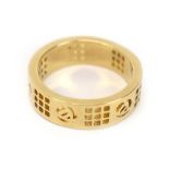 A 9ct yellow gold wedding band decorated in the manner of Rennie MackIntosh, band width 6 mm,