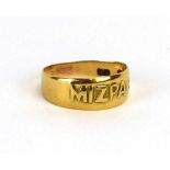 An Edwardian 18ct yellow gold 'Mizpah' band ring, Chester 1902, ring size O 1/2, 3.