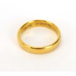 A 22ct yellow gold wedding band, band w. 4 mm, ring size L 1/2, 4.