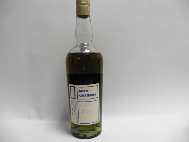 An old bottle of Chartreuse Green Liqueur cicra 1960s/1970s 96 proof 24 fl oz (Note ullage mid - Image 2 of 2