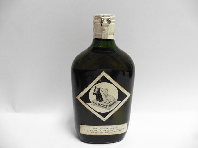 a 1/3 size bottle of Black & White Buchanan's Choice Old Scotch Whisky circa 1950's with spring cap - Image 3 of 3