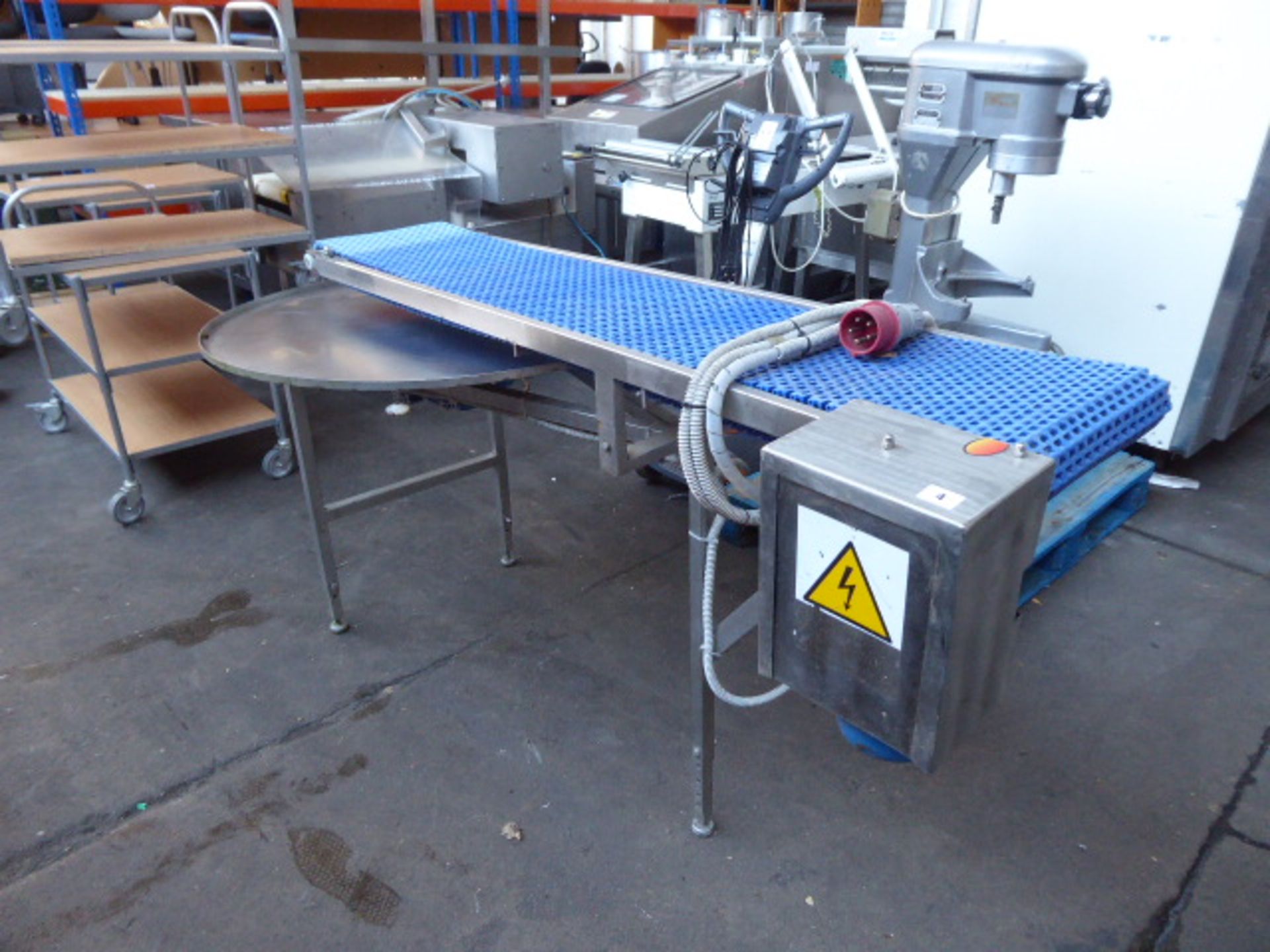 Food industry conveyor belt with a rotating table 3 phase