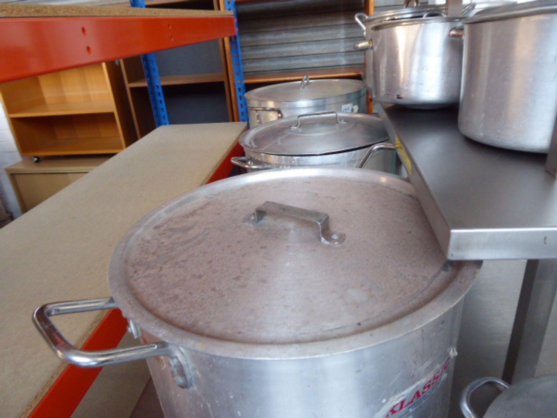 8 Aluminium cooking pots with handles and lids plus a tray of stainless steel items - Image 2 of 2