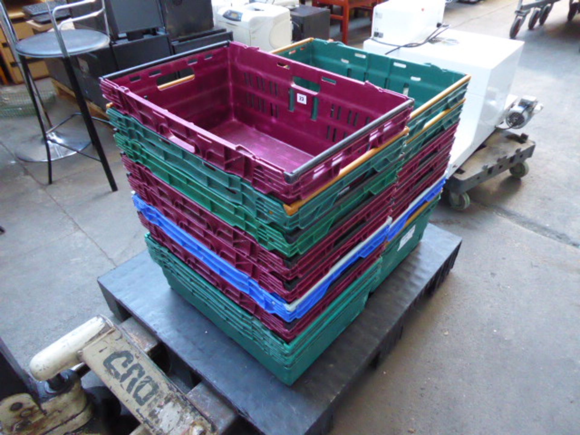 Plastic pallet with a large number of stacking crates