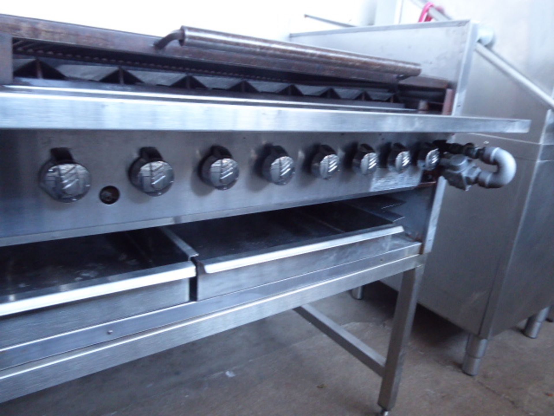185cm Magikitch-n inc American style gas char grill with multi burners on custom built table - Image 3 of 6
