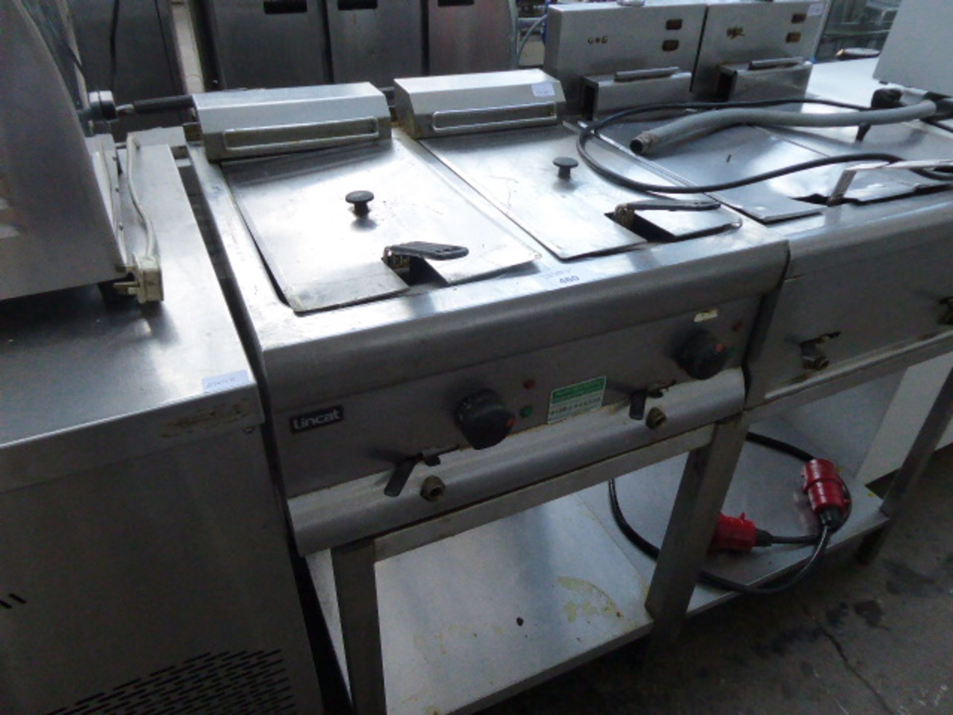 (TN 70) - 60cm electric Lincat 2-well fryer with baskets on stand