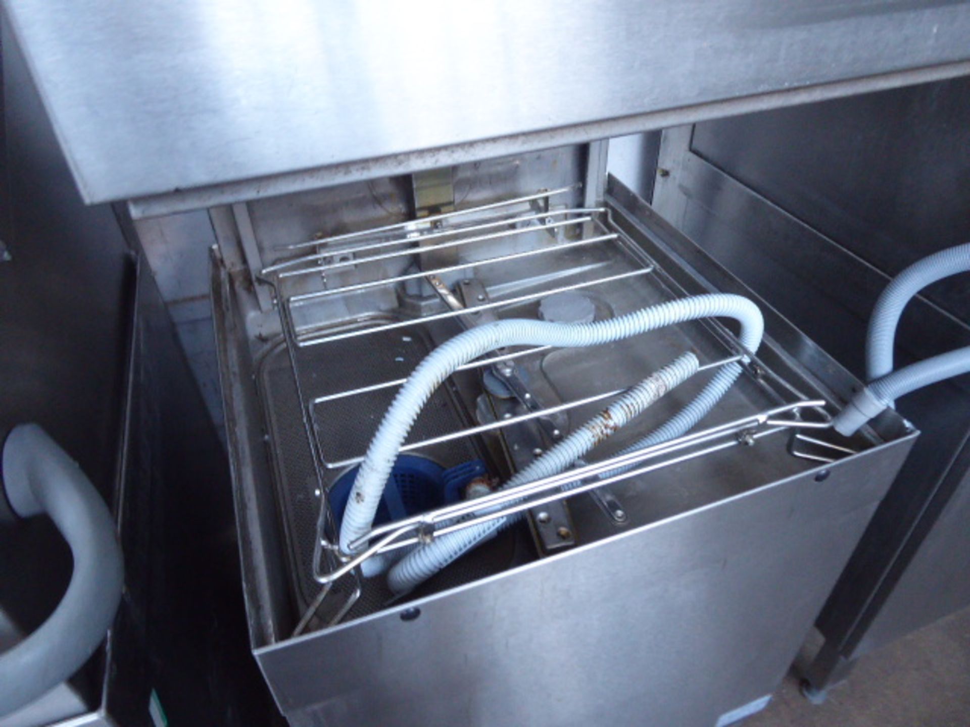 61cm Hobart model AMXRR-10A lift top pass through dishwasher with digital display year 2014 - Image 2 of 2