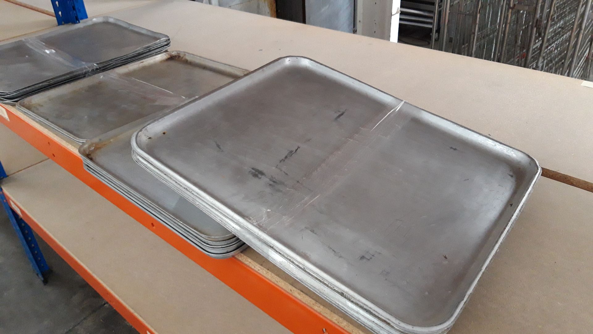 18 Large aluminium baking trays - Image 2 of 2