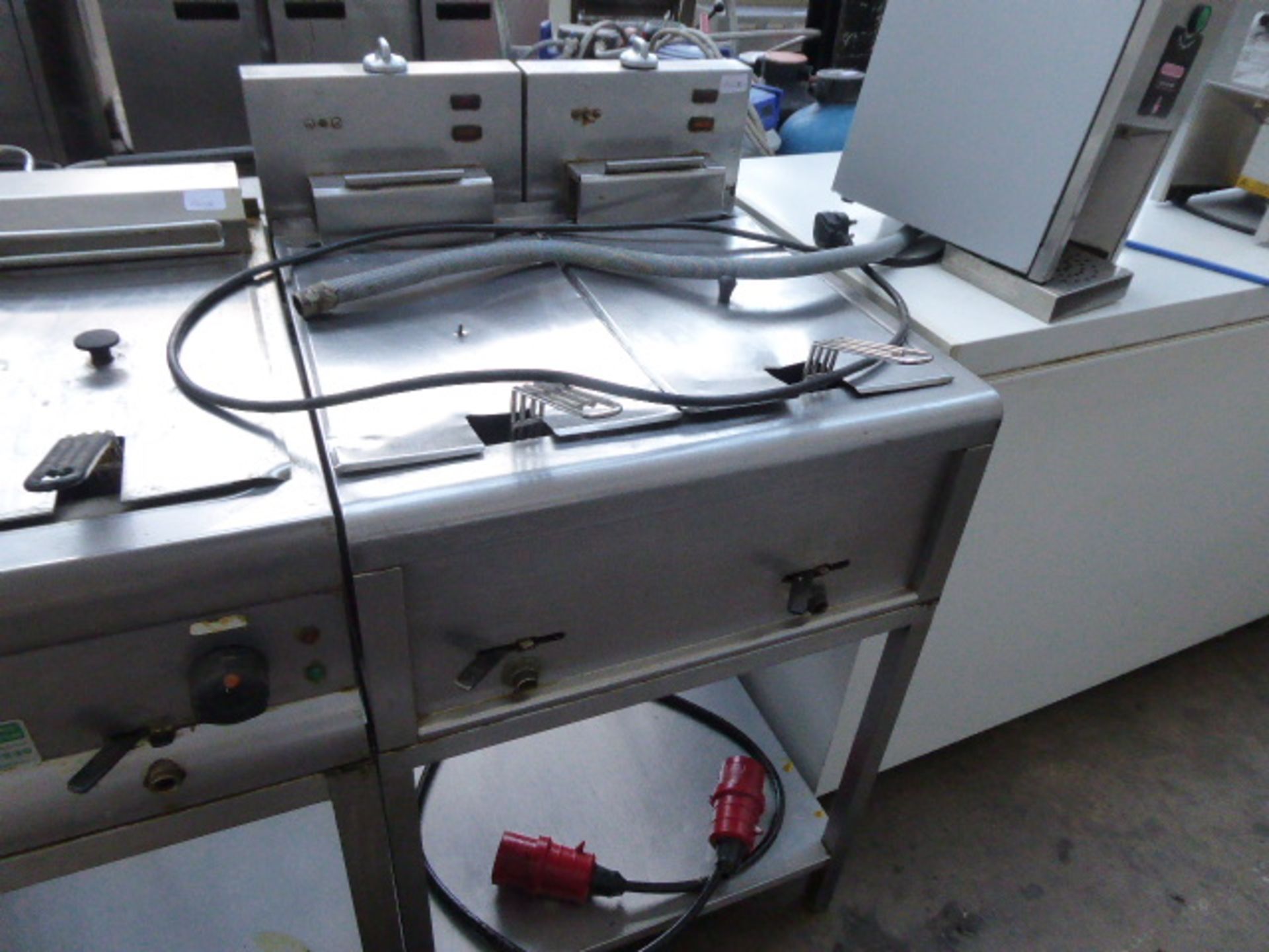 60cm electric Lincat 2-well fryer with baskets on stand